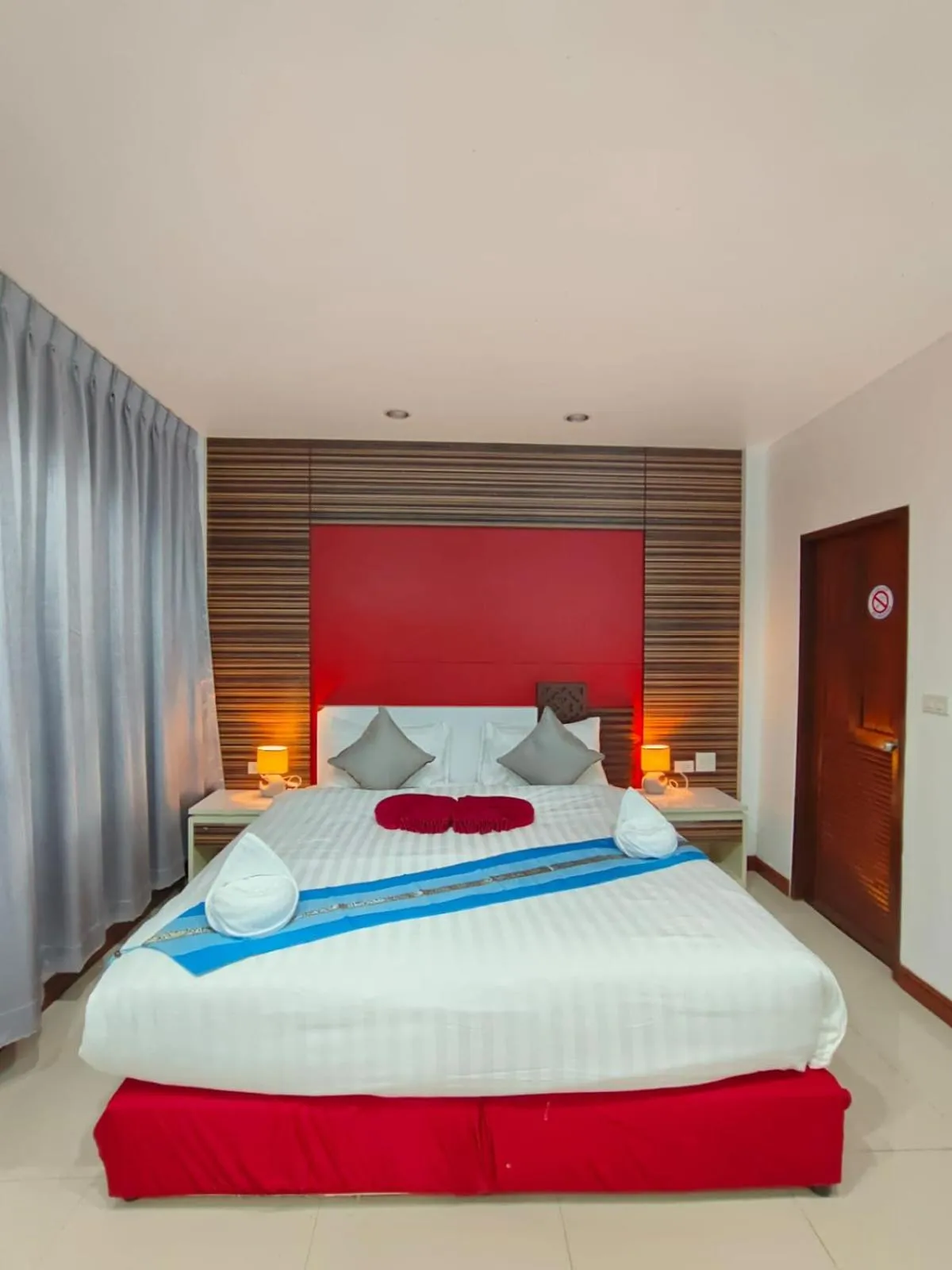 Bedroom, Bed in Patong Max Value Hotel