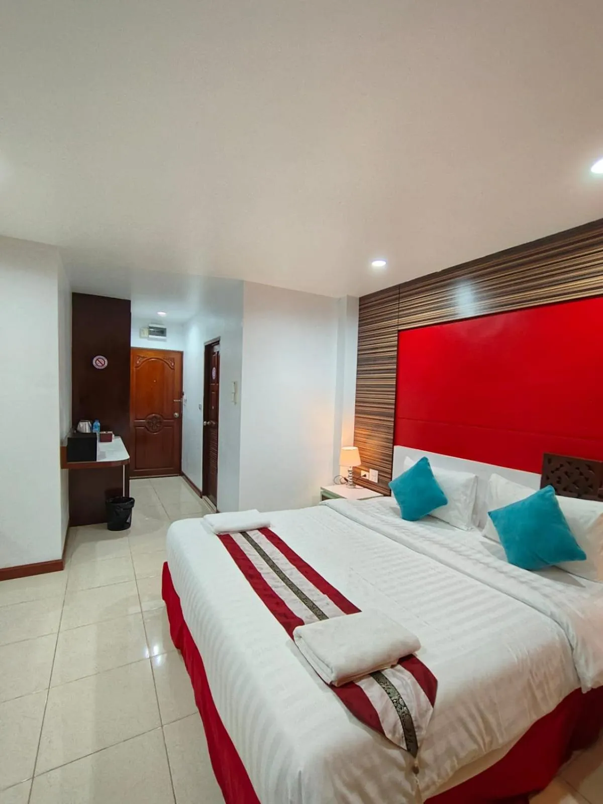 Photo of the whole room, Bed in Patong Max Value Hotel