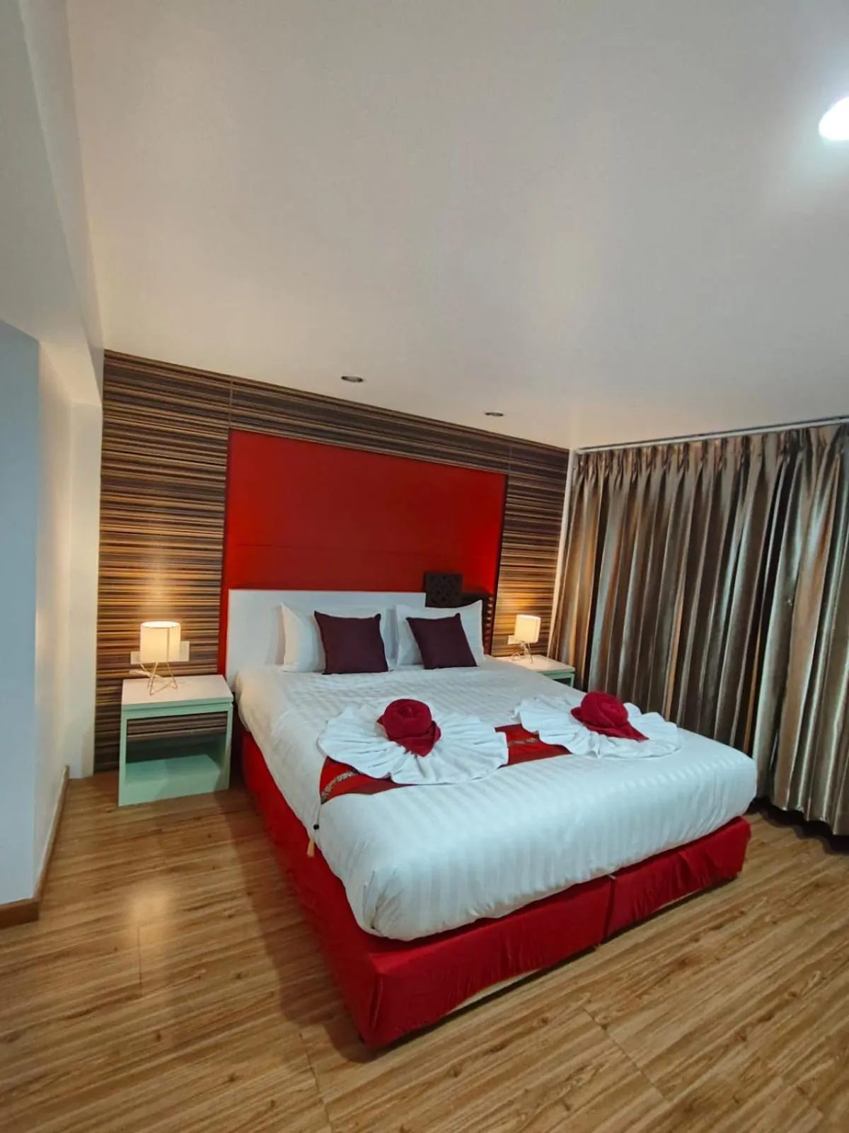 Bedroom, Bed in Patong Max Value Hotel