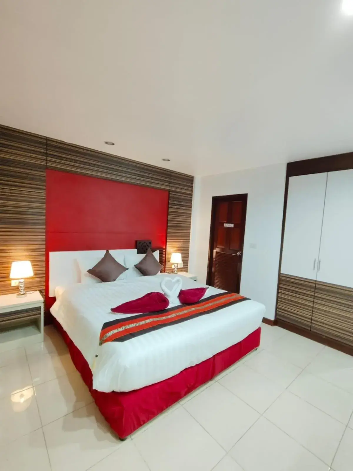 Superior Double Room in Patong Max Value Hotel Superior Double Room in Patong Max Value Hotel