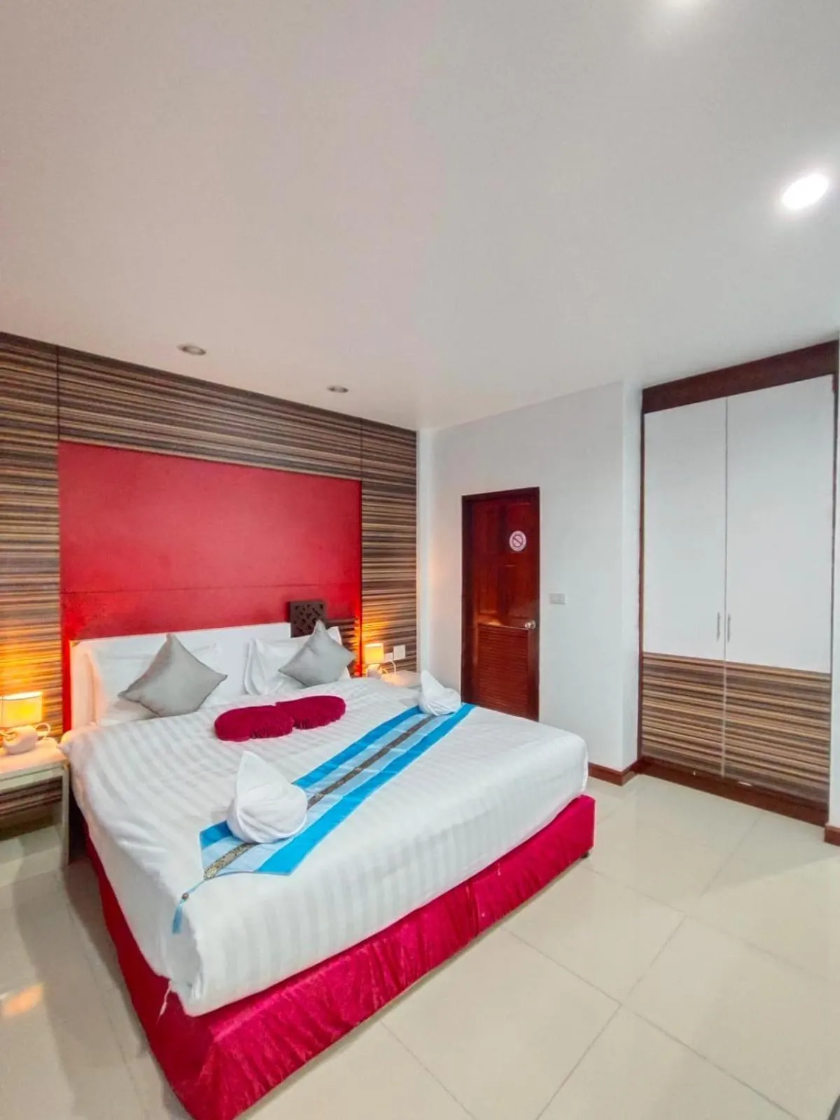 Bedroom, Bed in Patong Max Value Hotel
