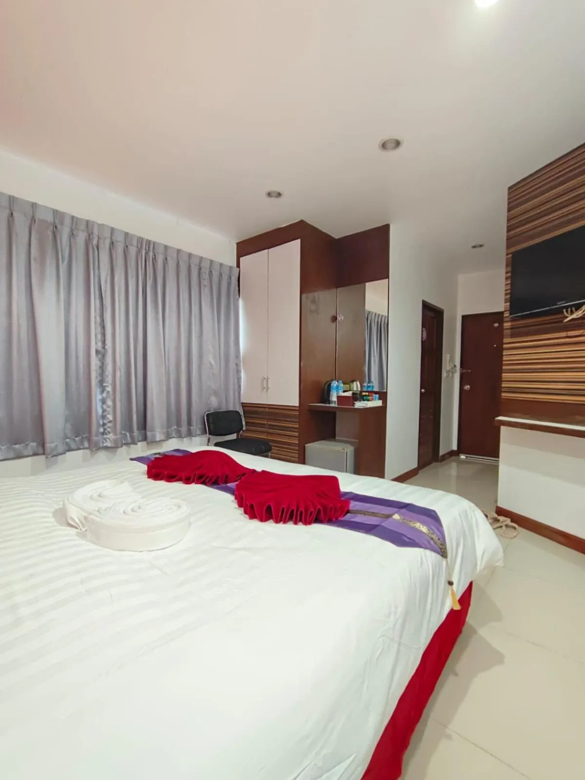 Photo of the whole room, Bed in Patong Max Value Hotel