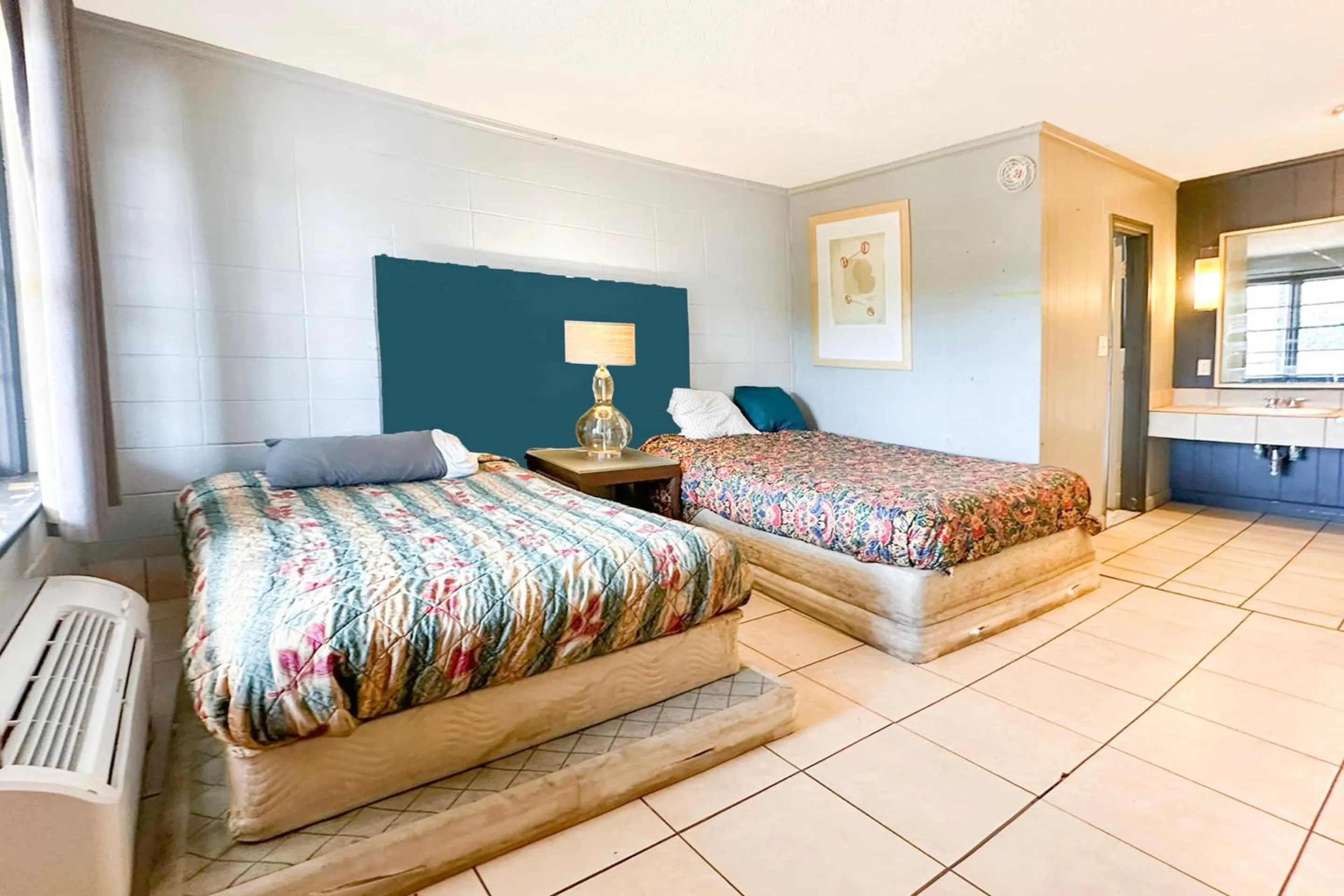 Bedroom, Bed in Sunrise Inn By OYO Albany