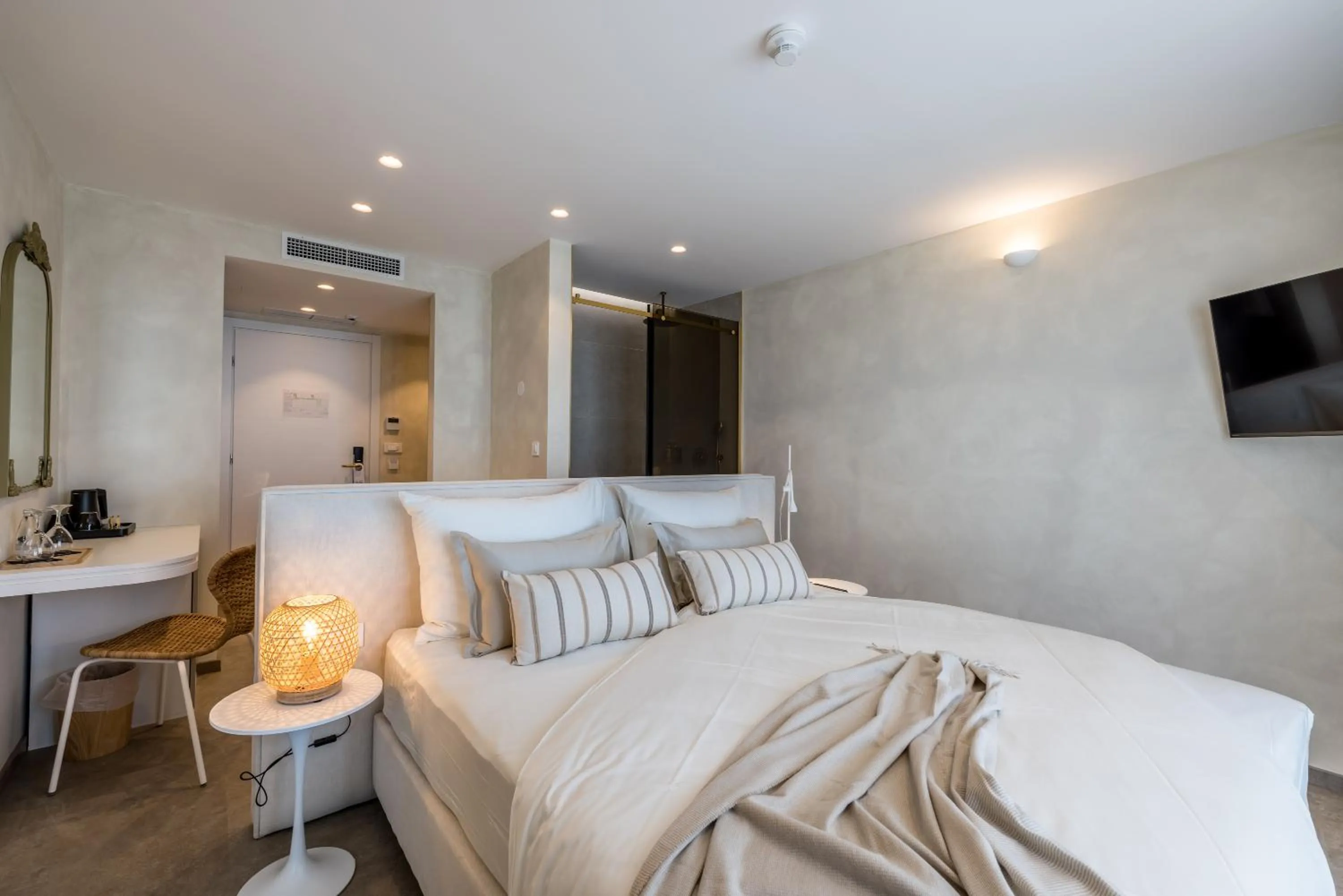 Shower, Bed in Hotel Aria