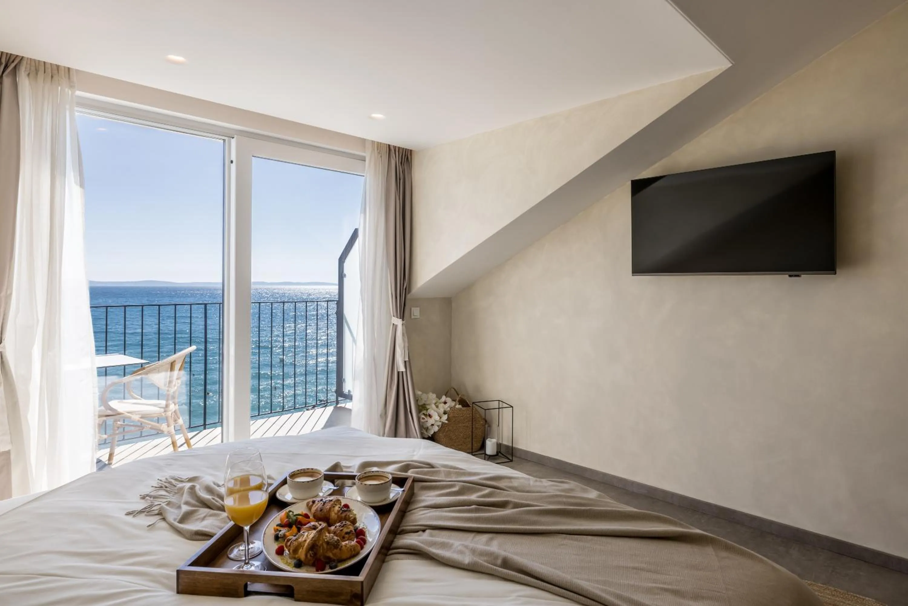 Balcony/Terrace, Bed in Hotel Aria