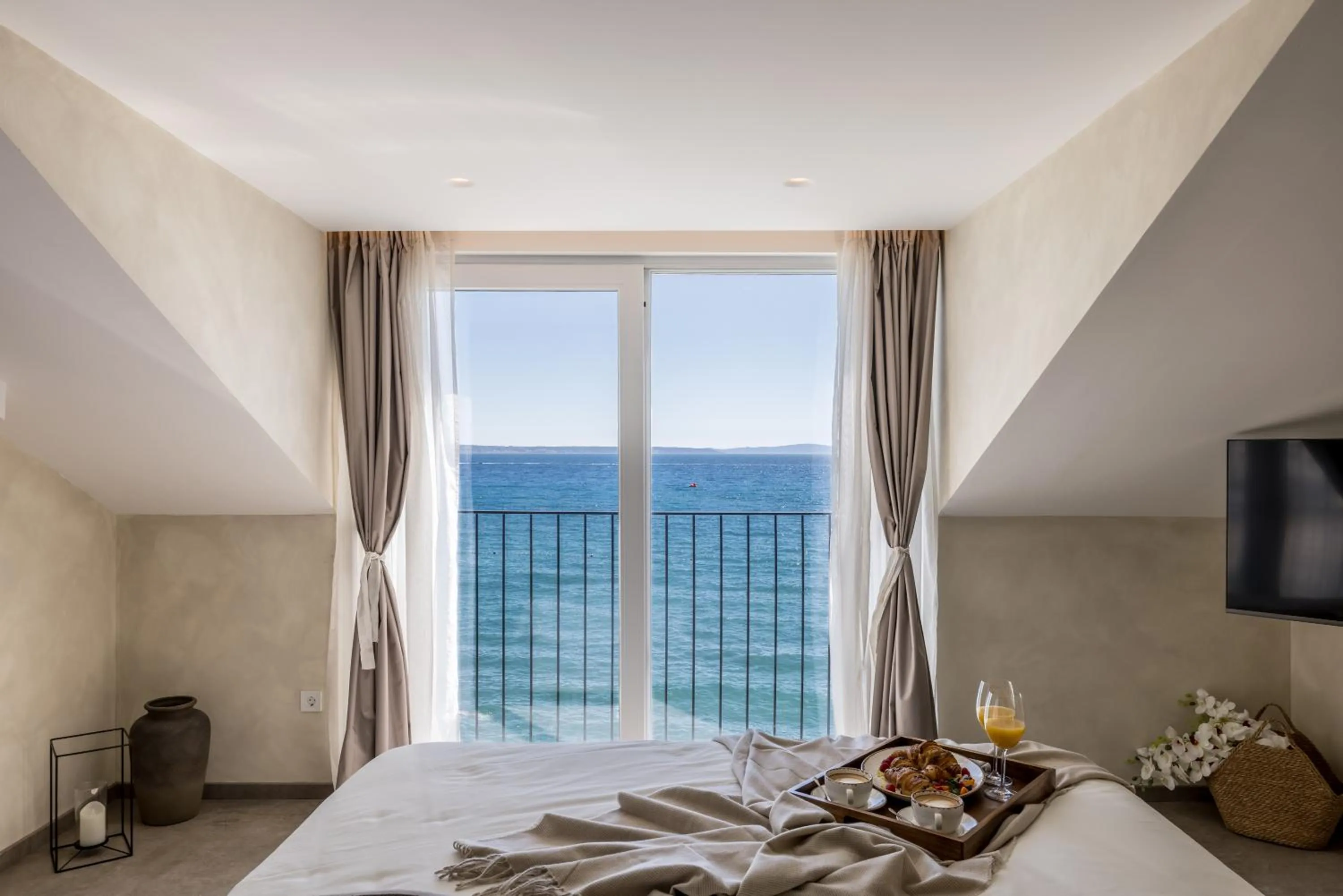 Sea view, Bed in Hotel Aria