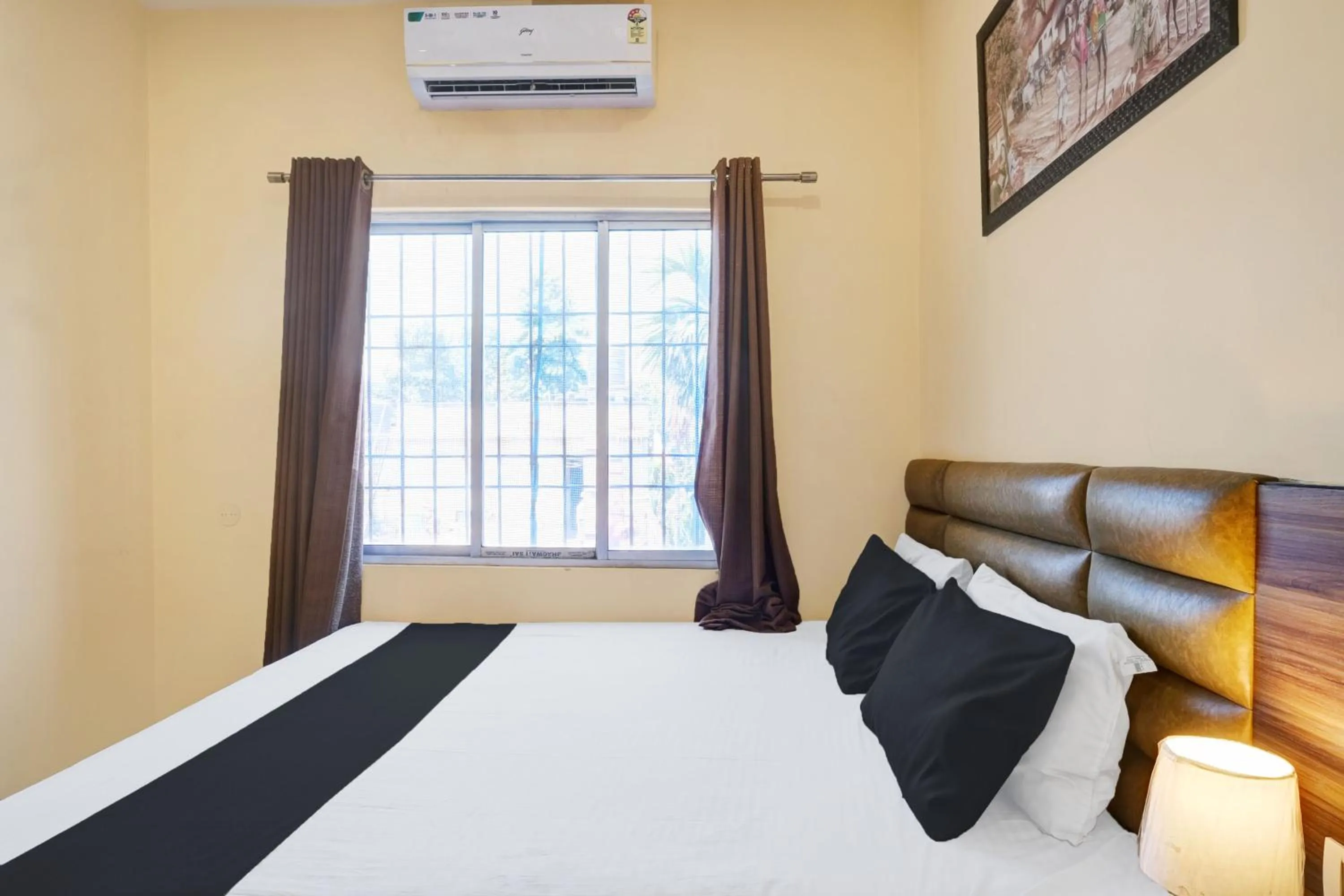 Bedroom, Bed in Super Hotel O Lalganesh formerly Royal Avenue