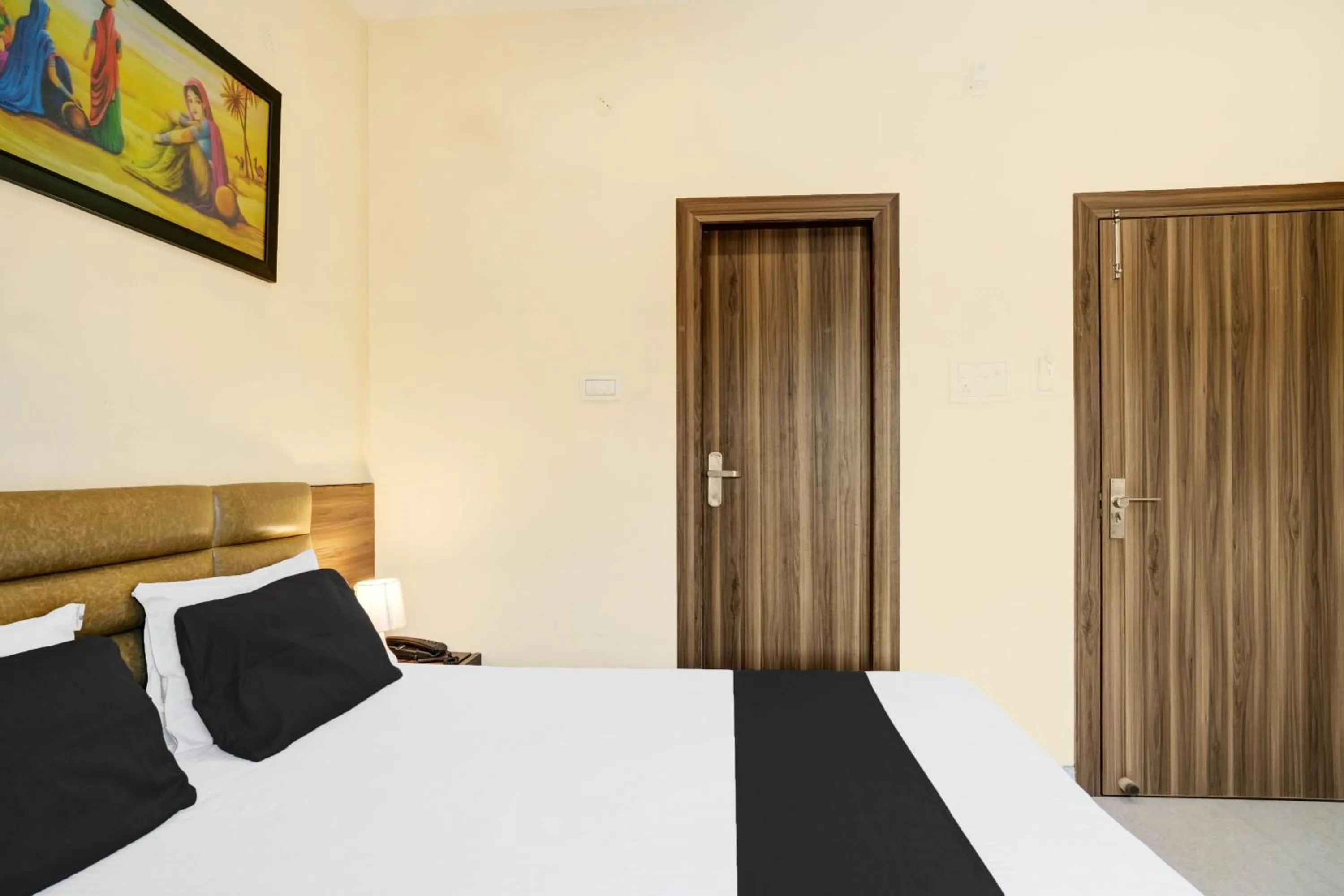 Bedroom, Bed in Super Hotel O Lalganesh formerly Royal Avenue