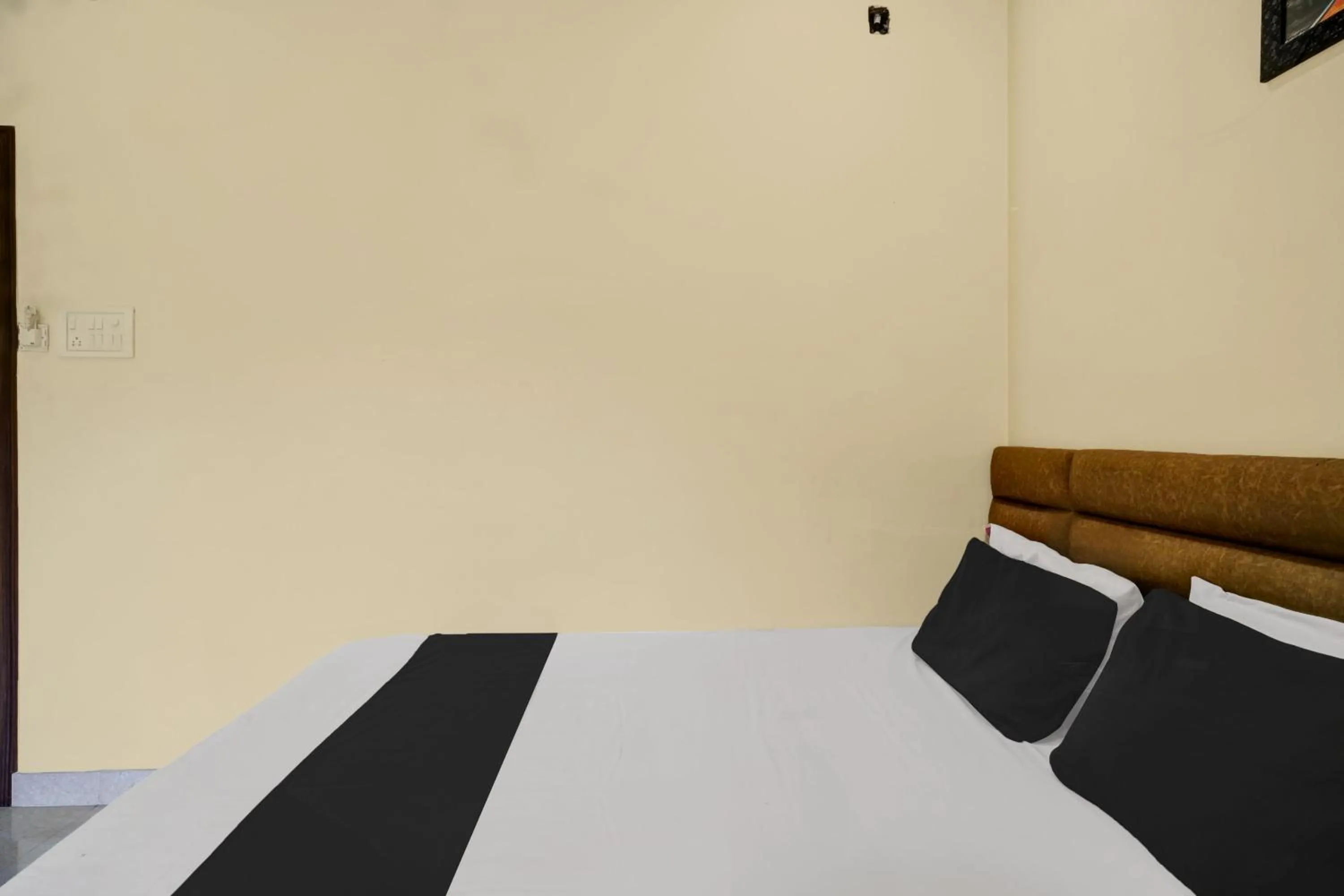 Bedroom in Super Hotel O Lalganesh formerly Royal Avenue