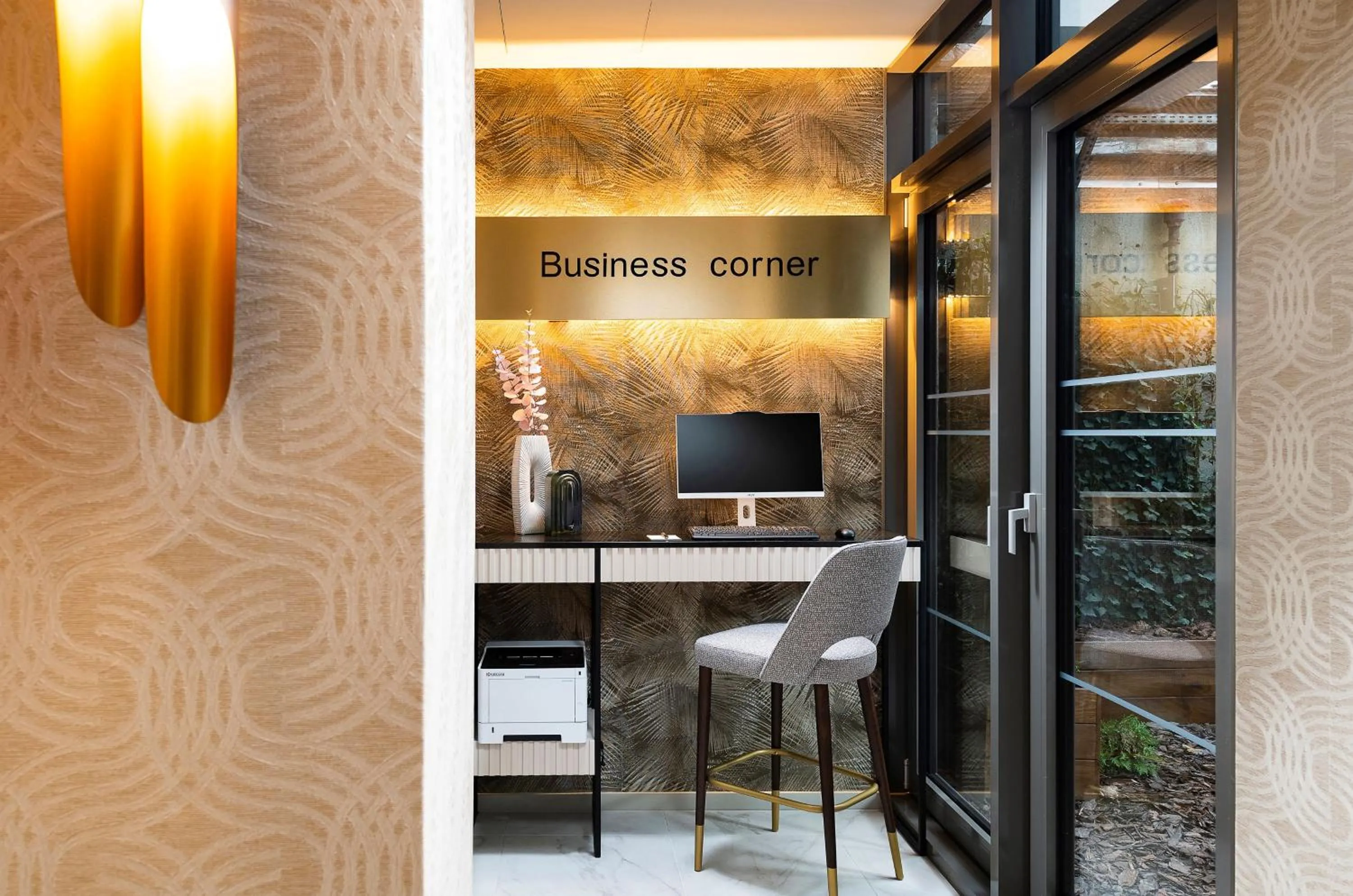 TV and multimedia in Three Corners Avenue Hotel