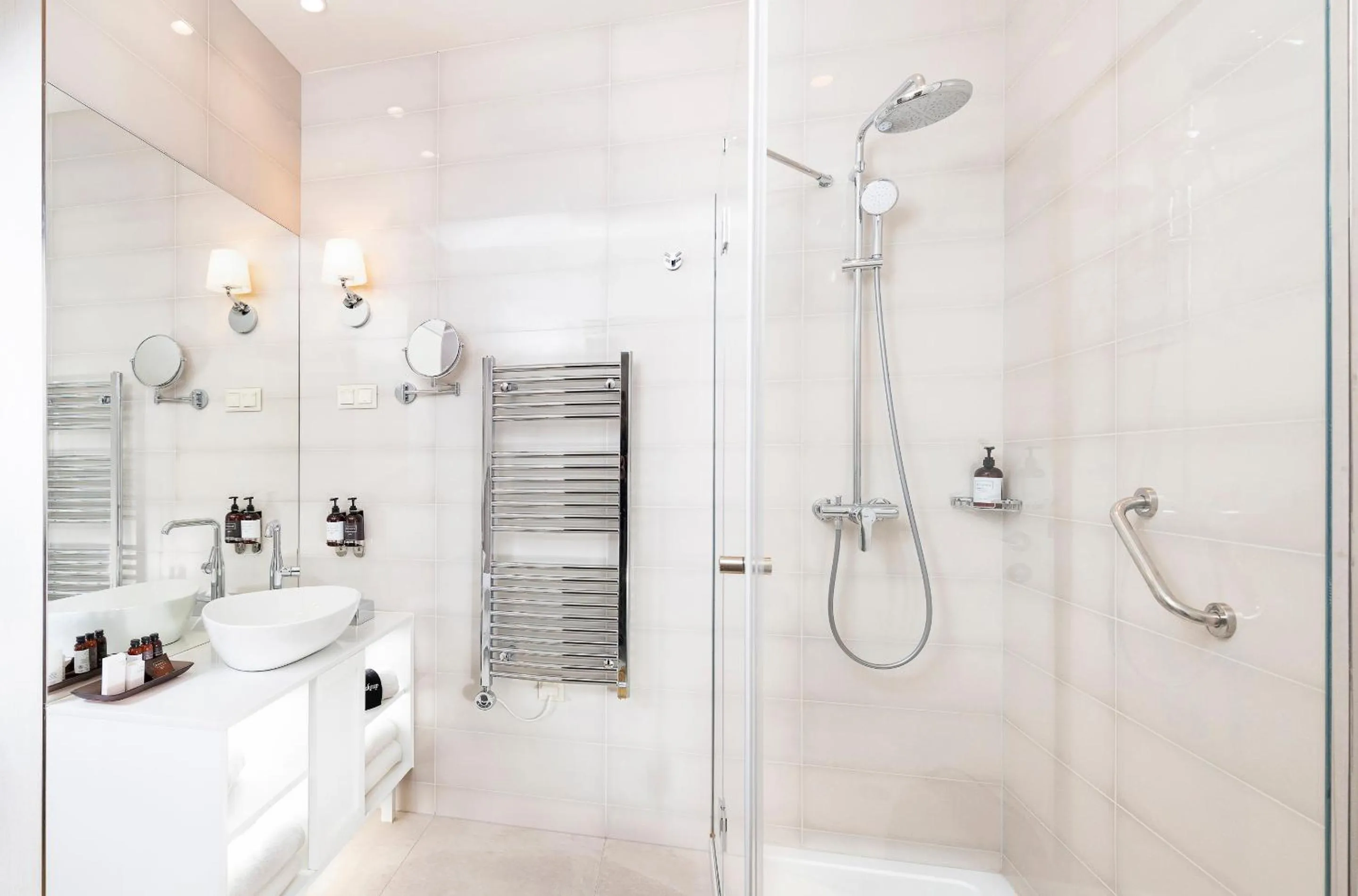 Shower in Three Corners Avenue Hotel