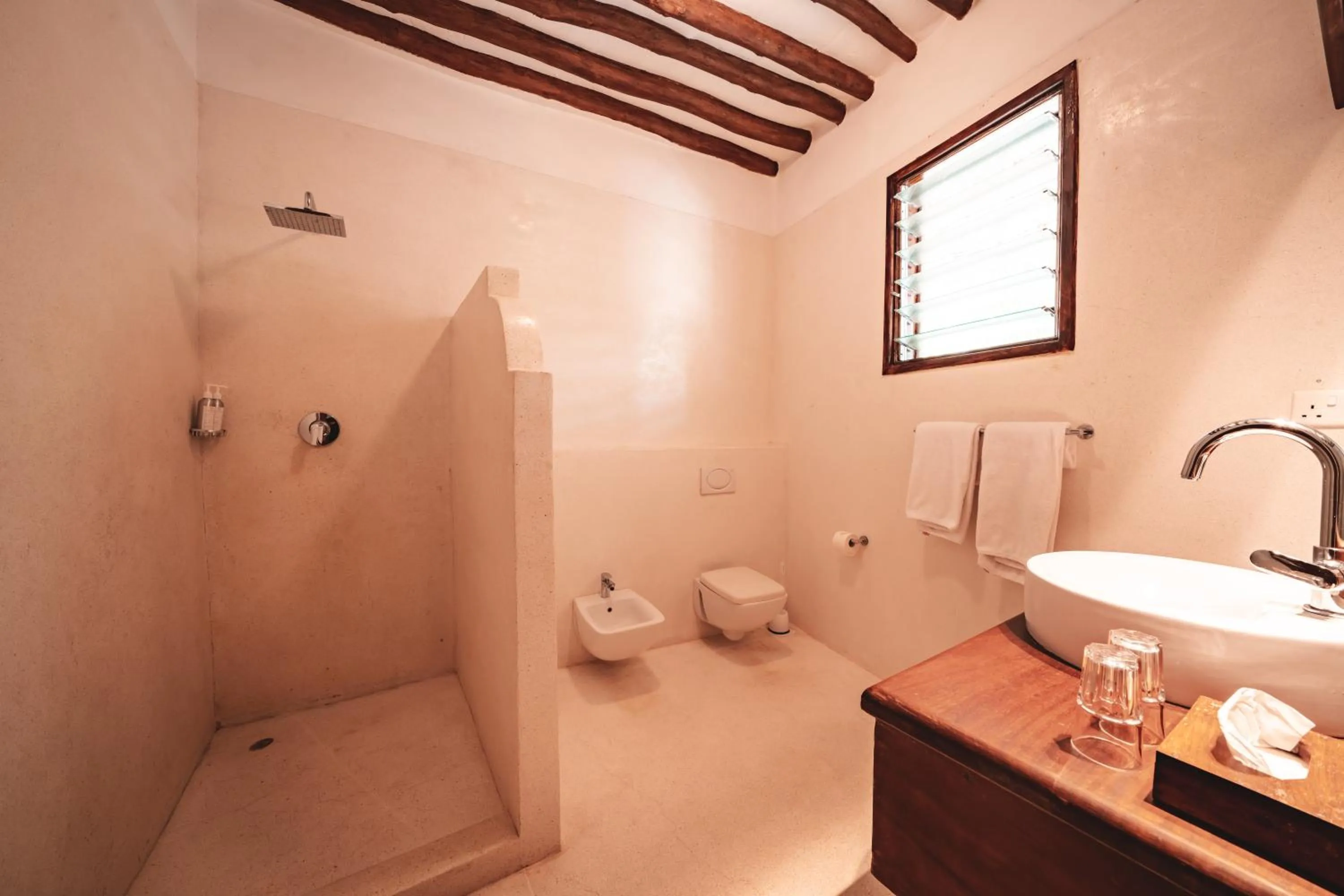 Shower in Diamonds Malindi