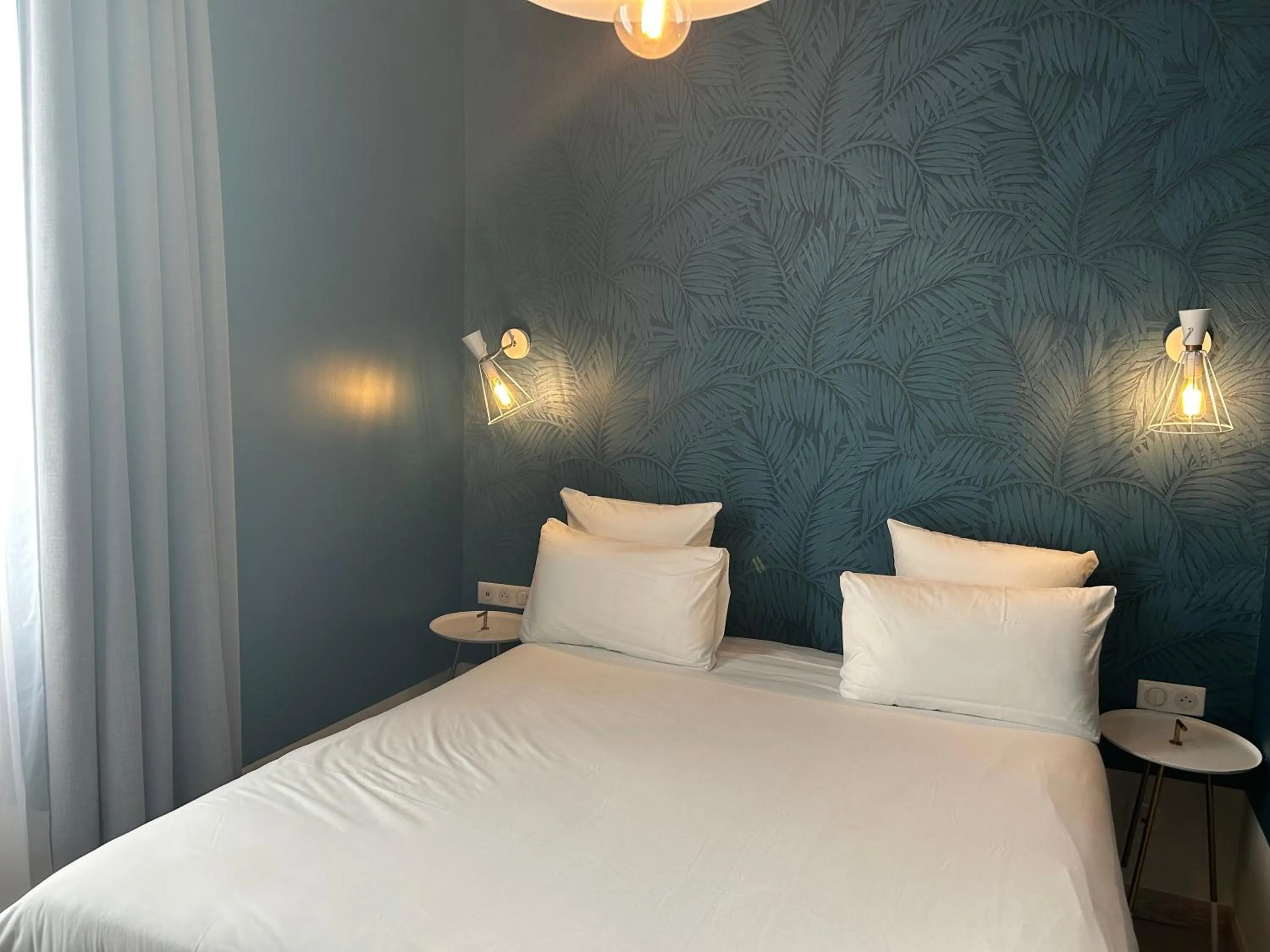 Bed in Hôtel de France - Beaune