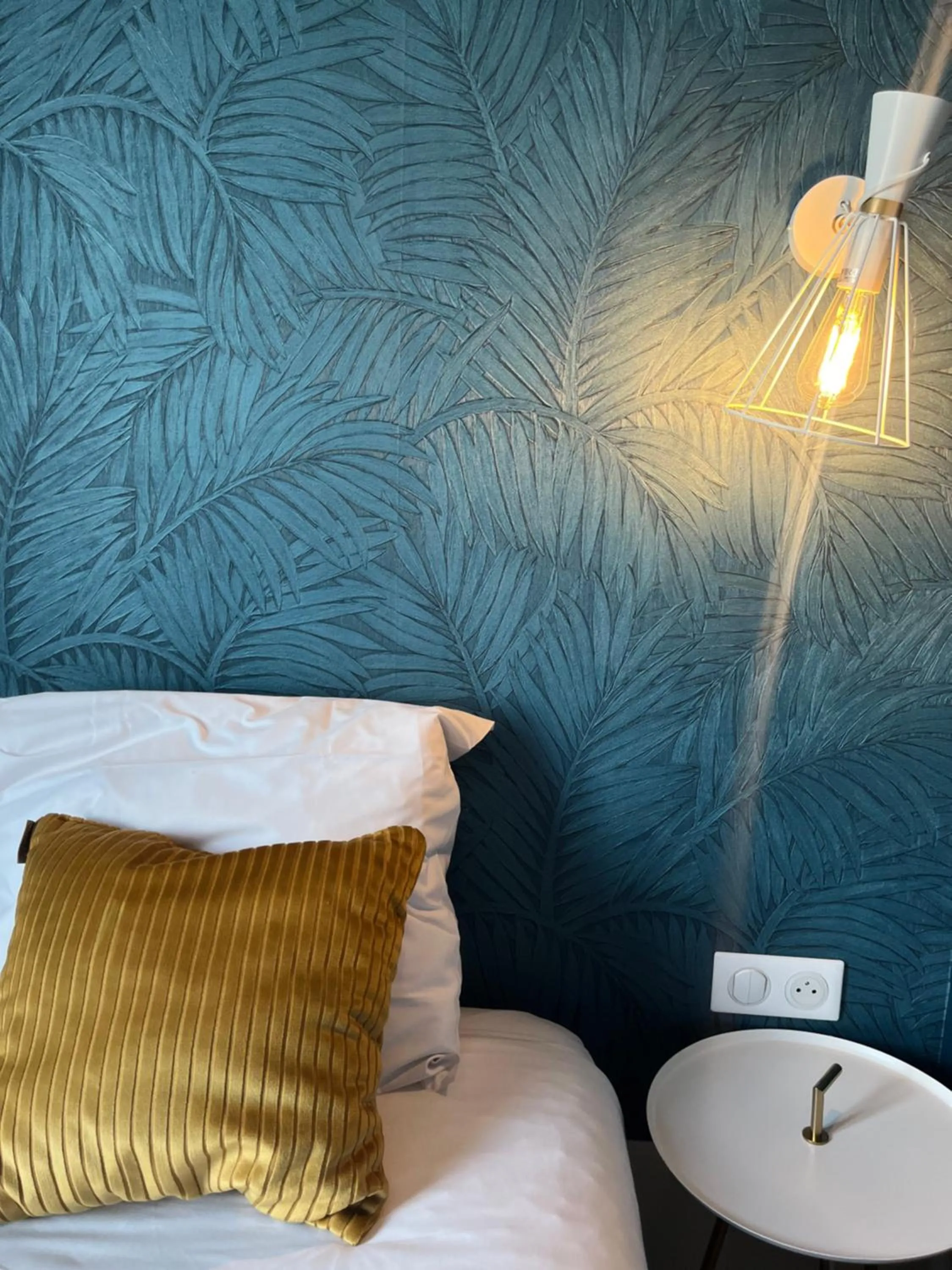 Bed in Hôtel de France - Beaune