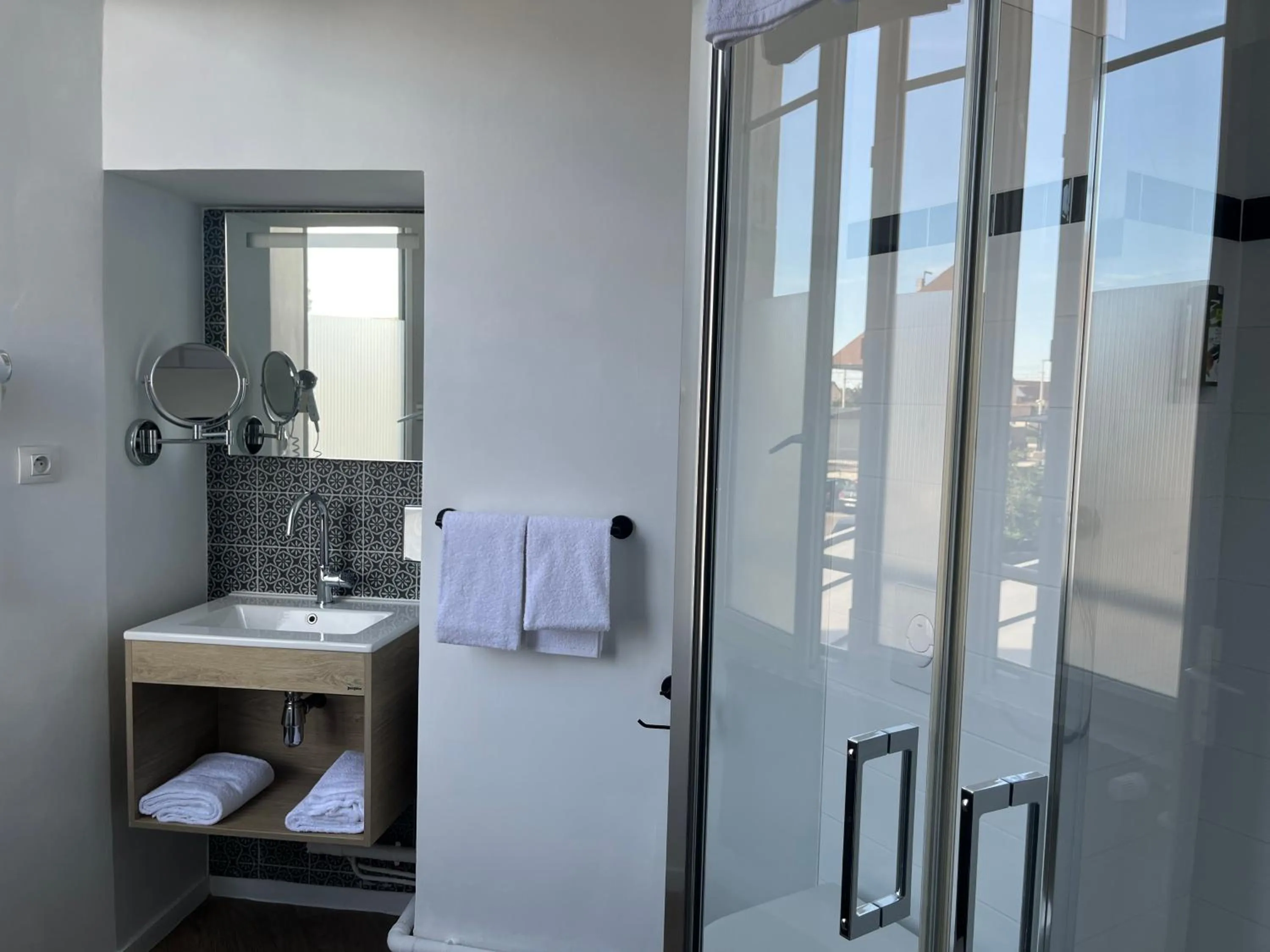 Bathroom in Hôtel de France - Beaune