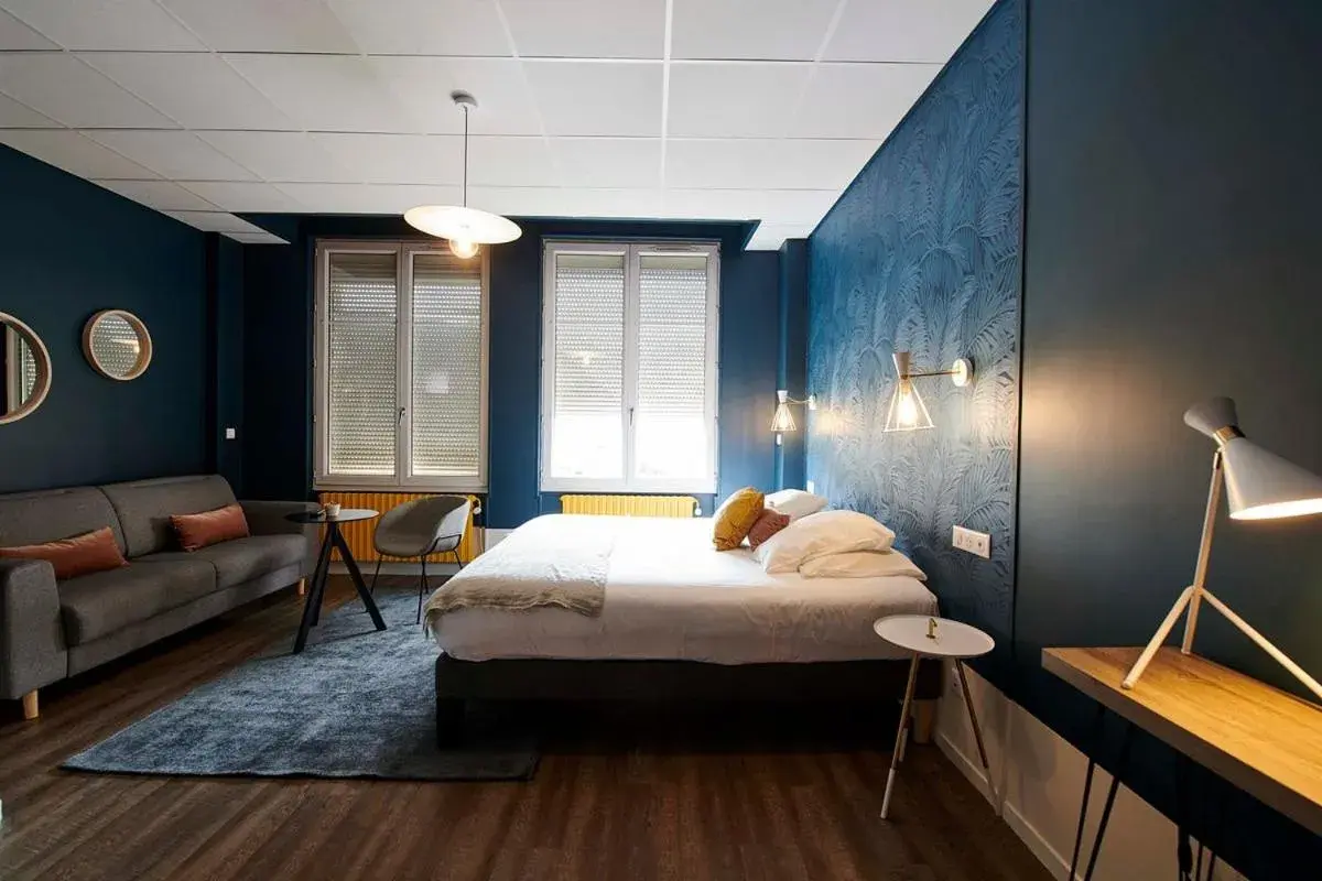 Quadruple Room in Hôtel de France - Beaune Quadruple Room in Hôtel de France - Beaune