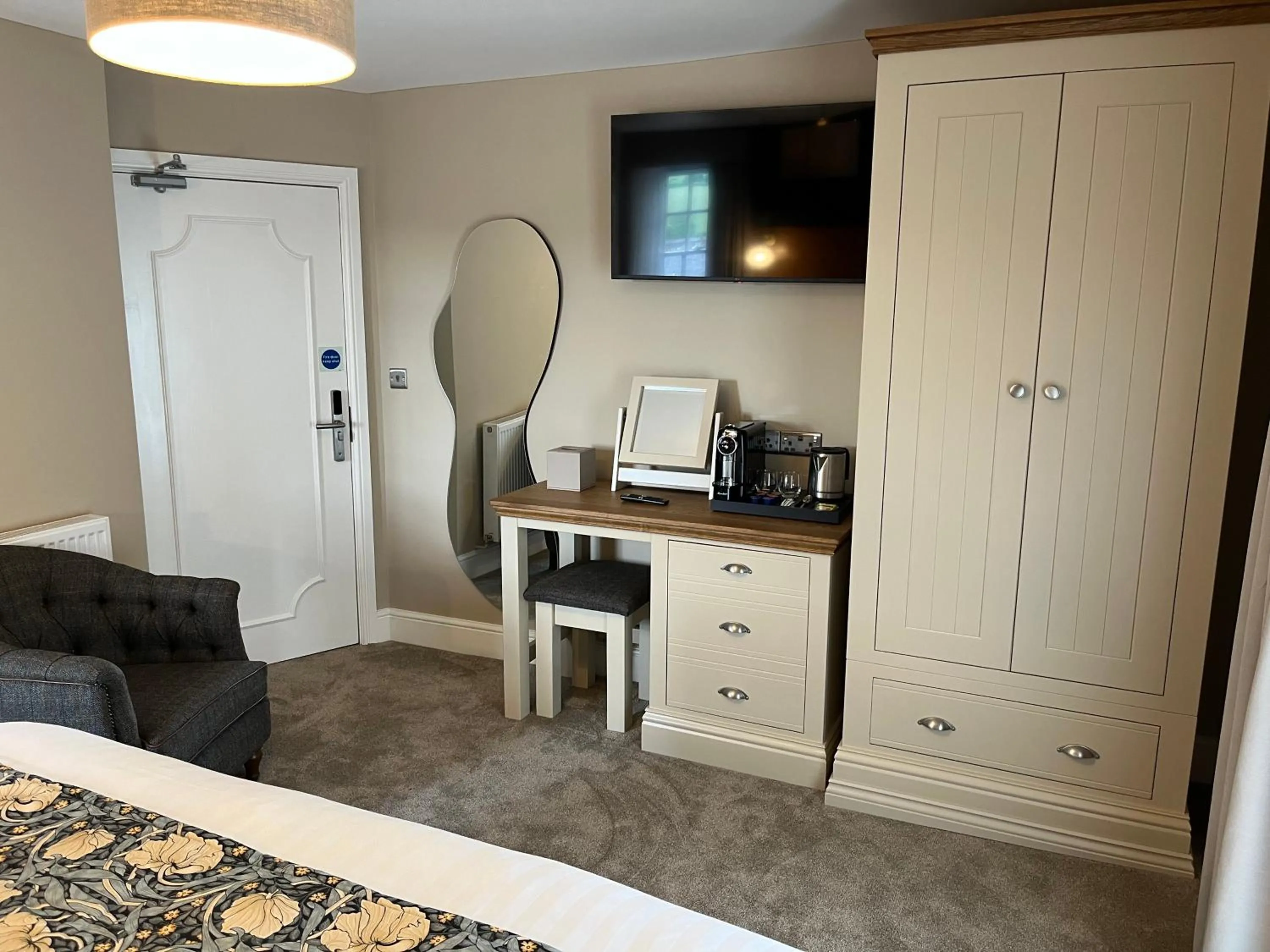 TV and multimedia, Bed in The Castle Coaching Inn