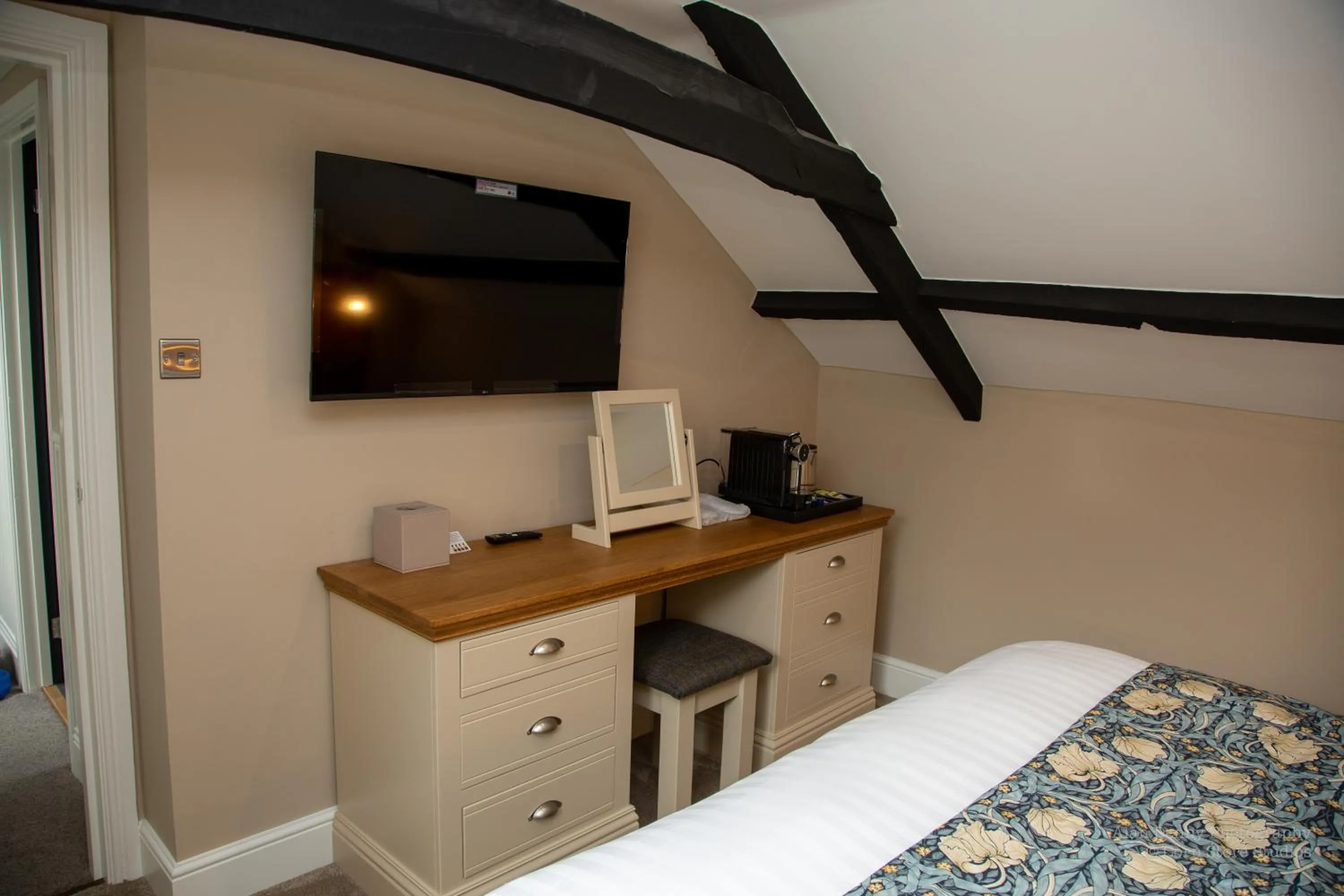 TV and multimedia, Bed in The Castle Coaching Inn