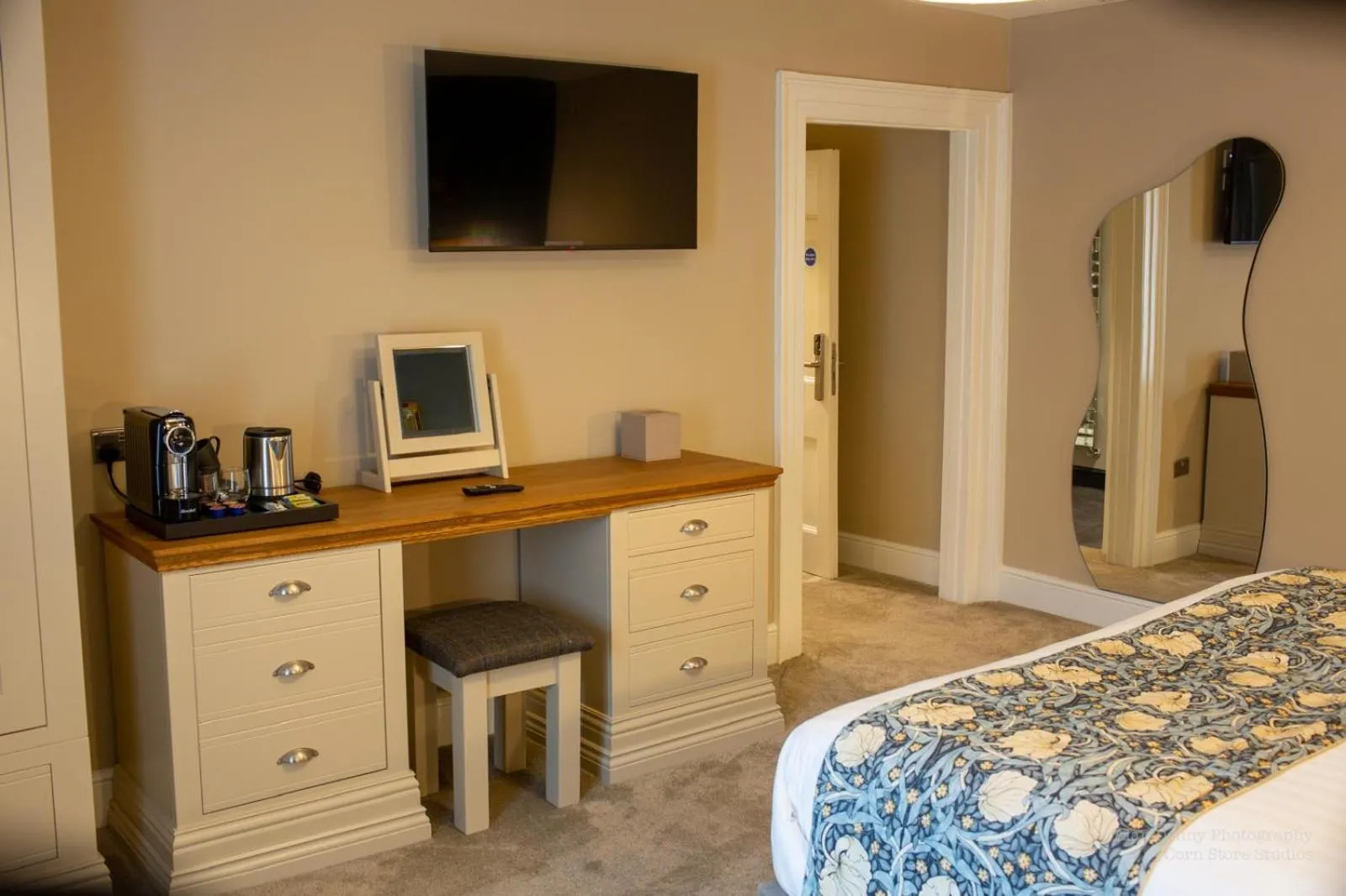 TV and multimedia, Bed in The Castle Coaching Inn