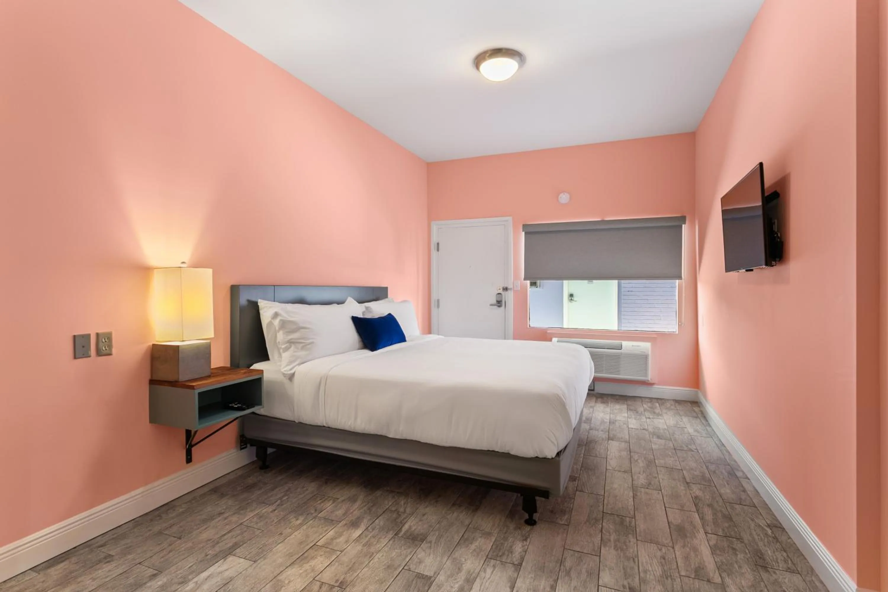 Photo of the whole room, Bed in The Iris Motel