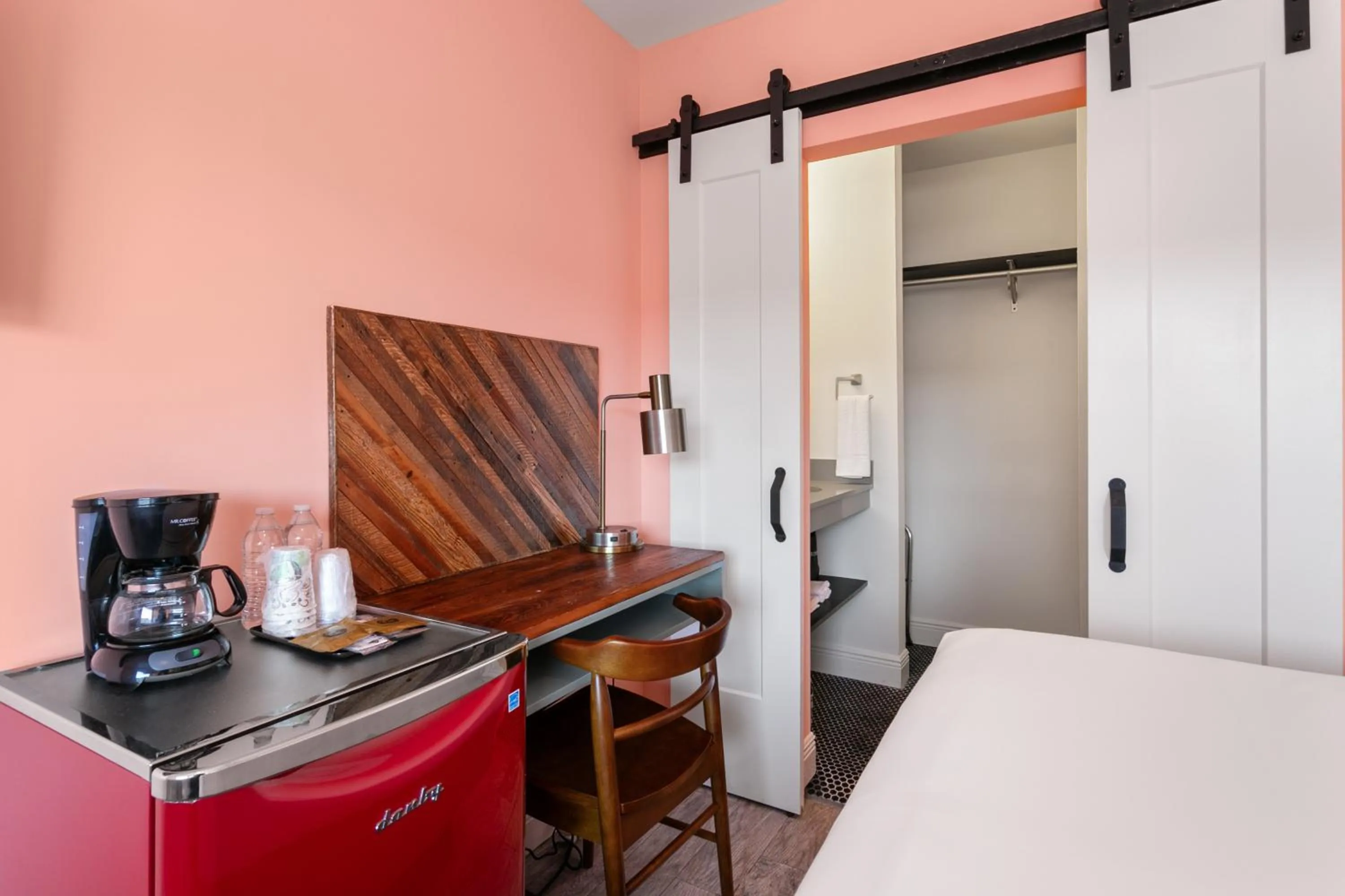 Bedroom, Bed in The Iris Motel