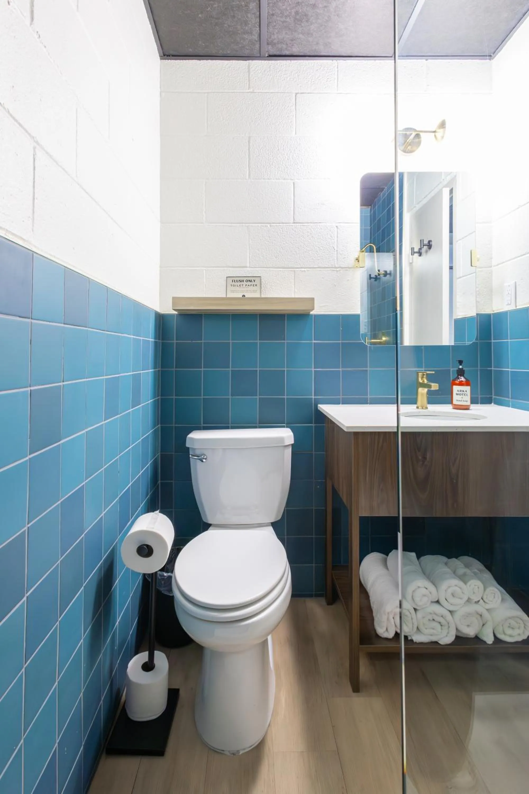 Toilet in Arka Motel