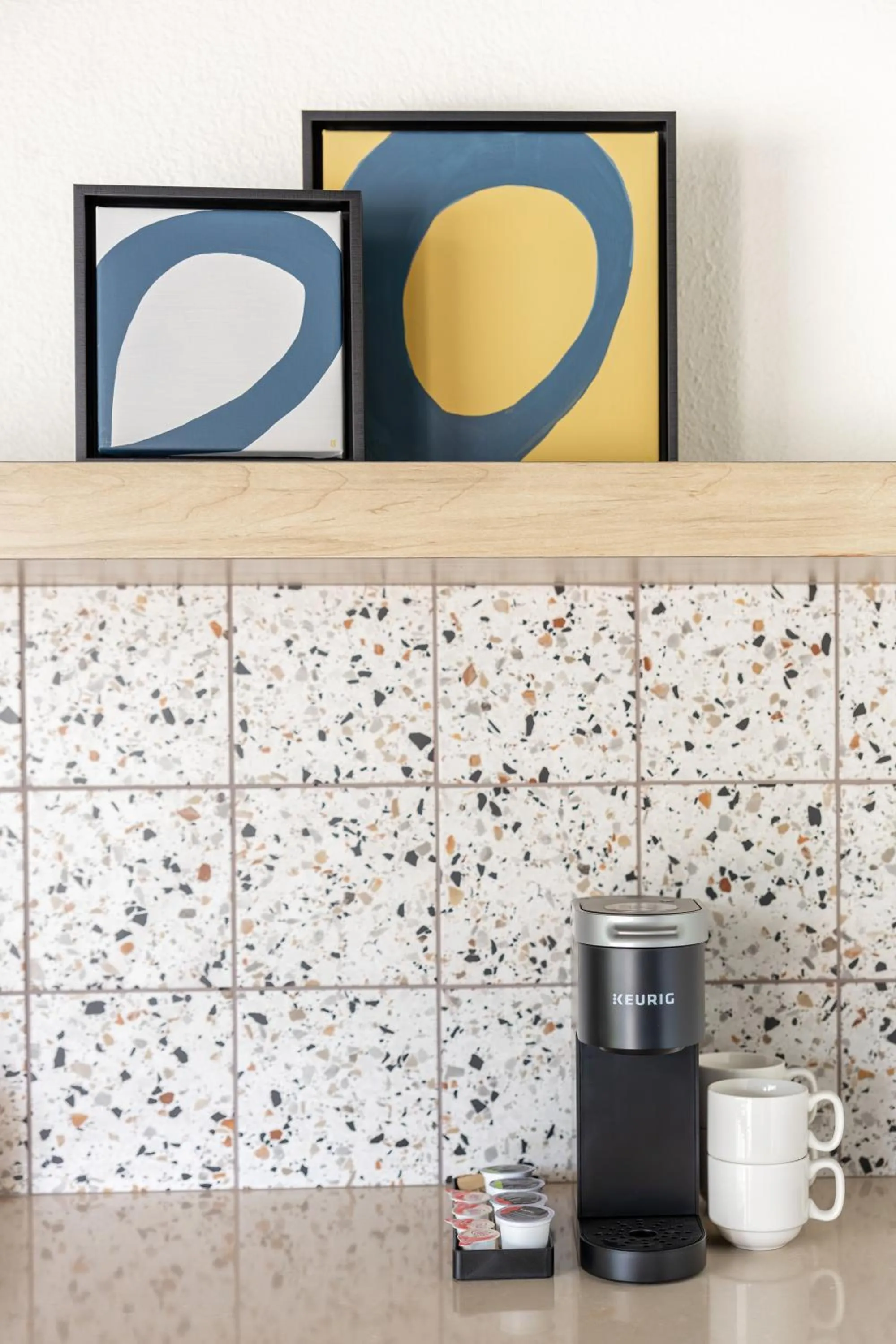 Coffee/tea facilities in Arka Motel