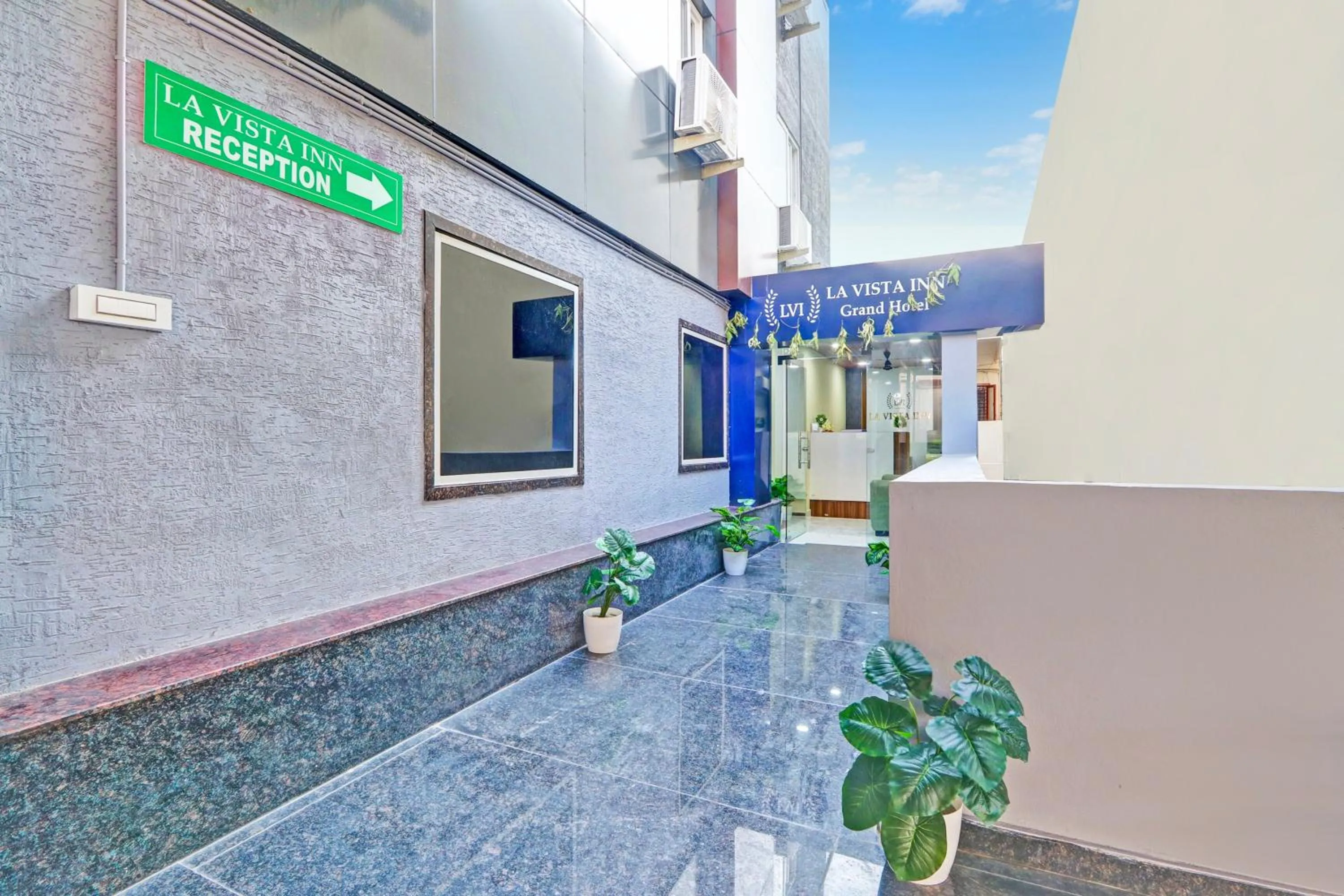 Facade/entrance in Townhouse La Vista Inn Grand Hotel