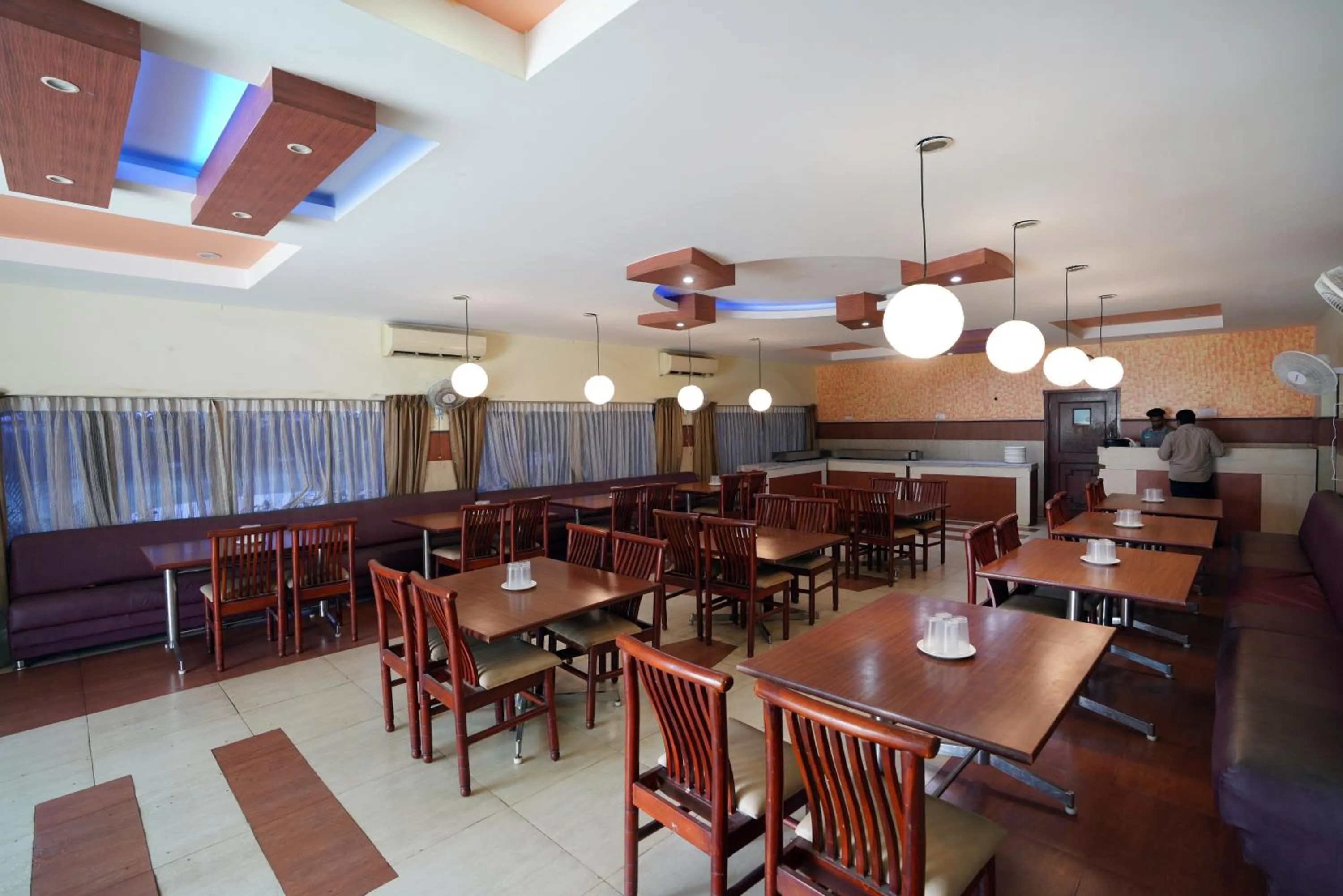 Restaurant/places to eat in Park Inn Beach Resort