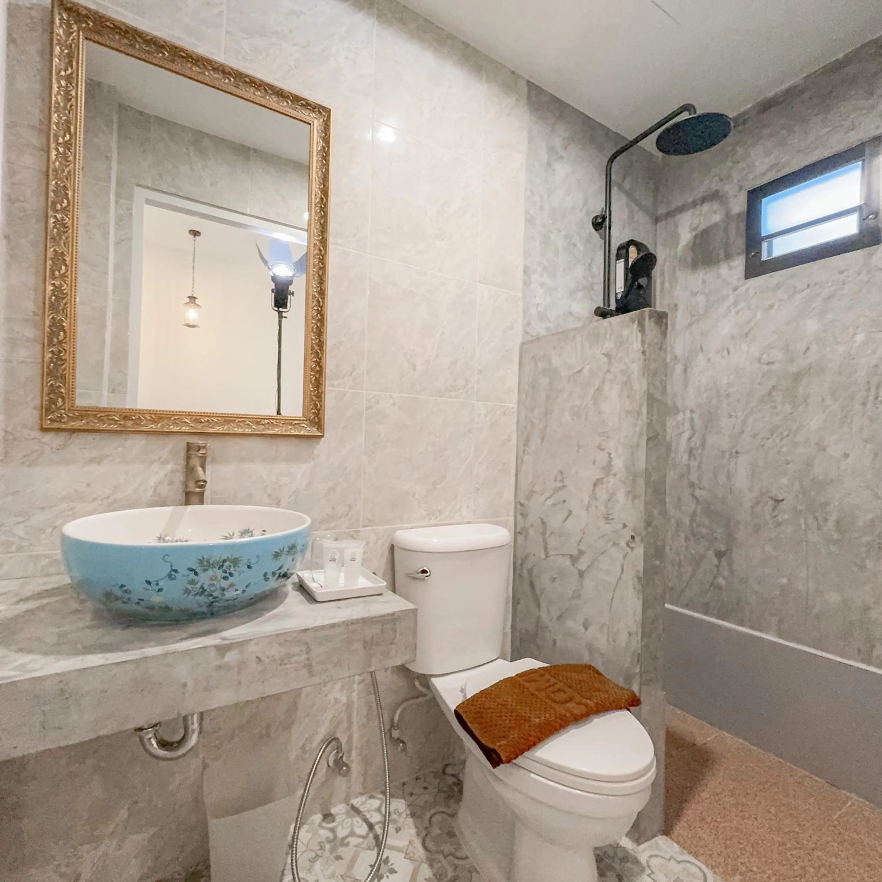 Shower in JB Home Bangkok - Victory monument