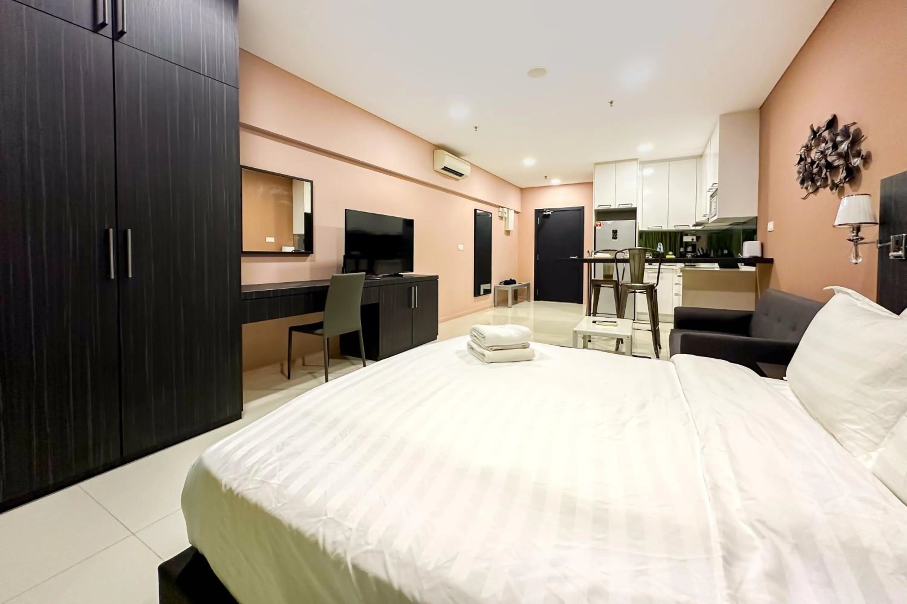 Bed in Summer Suites KLCC by apartx