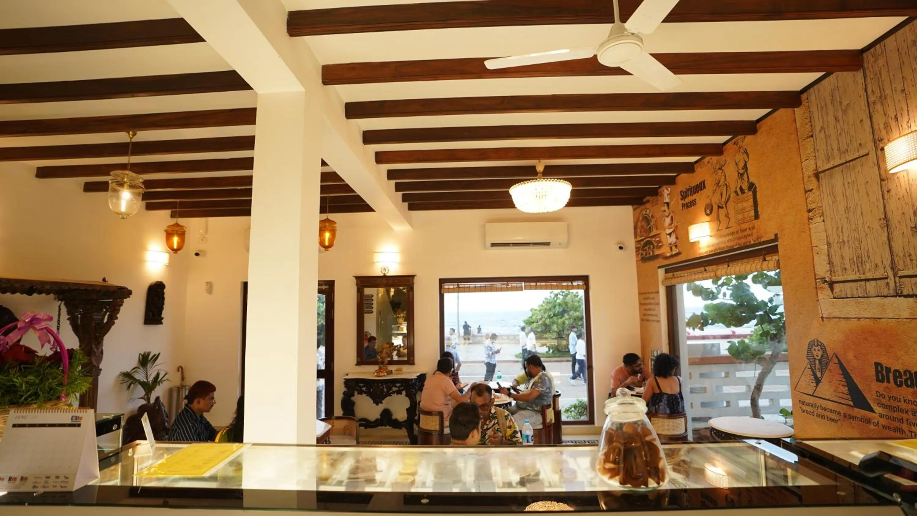 Restaurant/places to eat in La Plage Seaview Suites