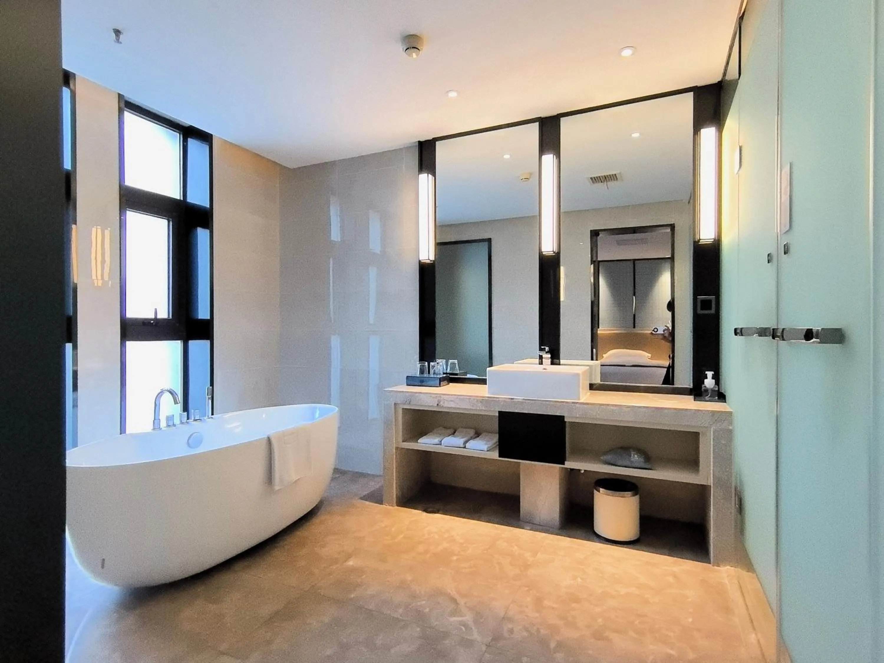 Bath, Bed in Echarm Hotel - Xi'an Tai'ao Plaza Baijiakou Metro Station