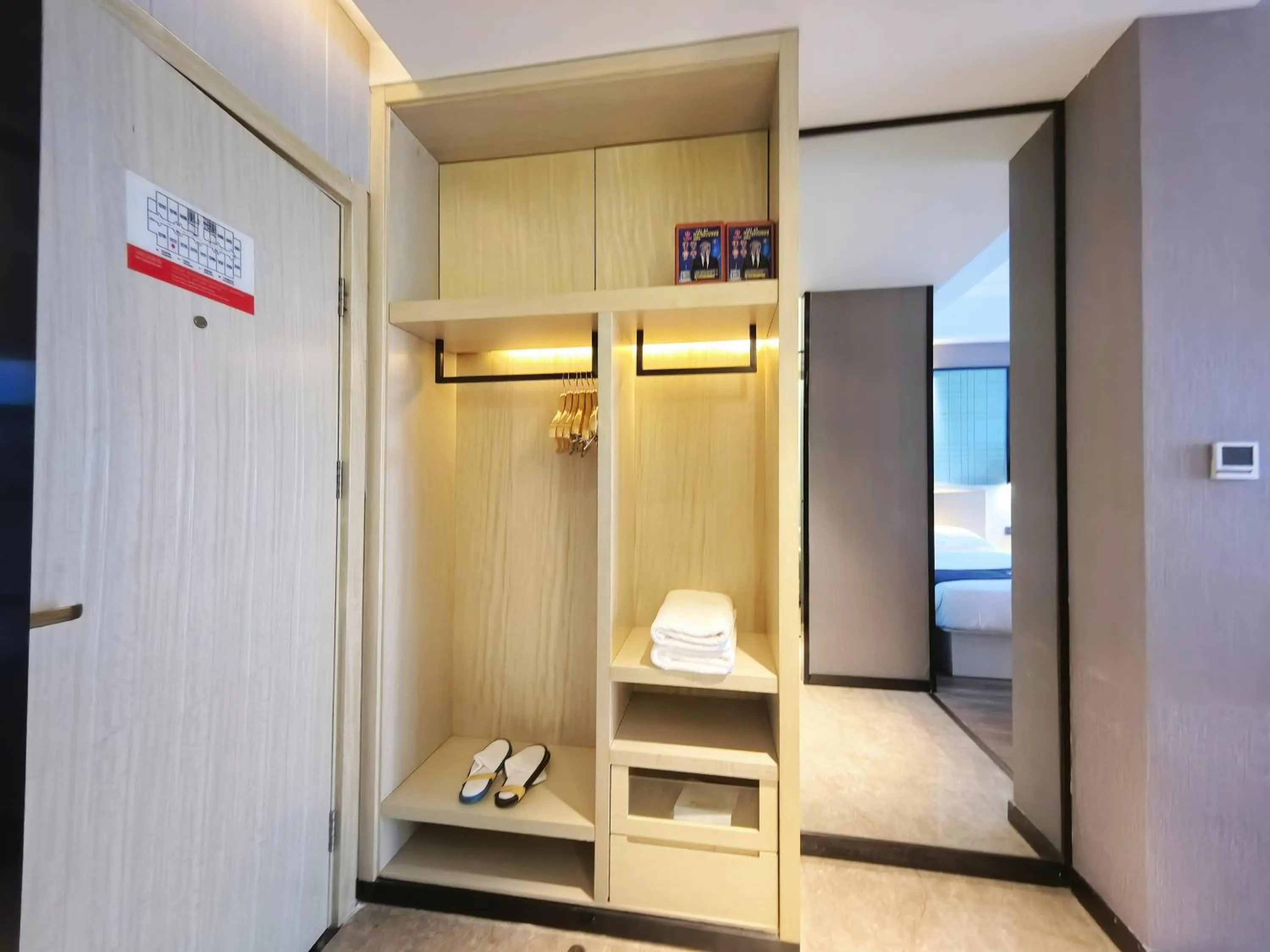 wardrobe in Echarm Hotel - Xi'an Tai'ao Plaza Baijiakou Metro Station