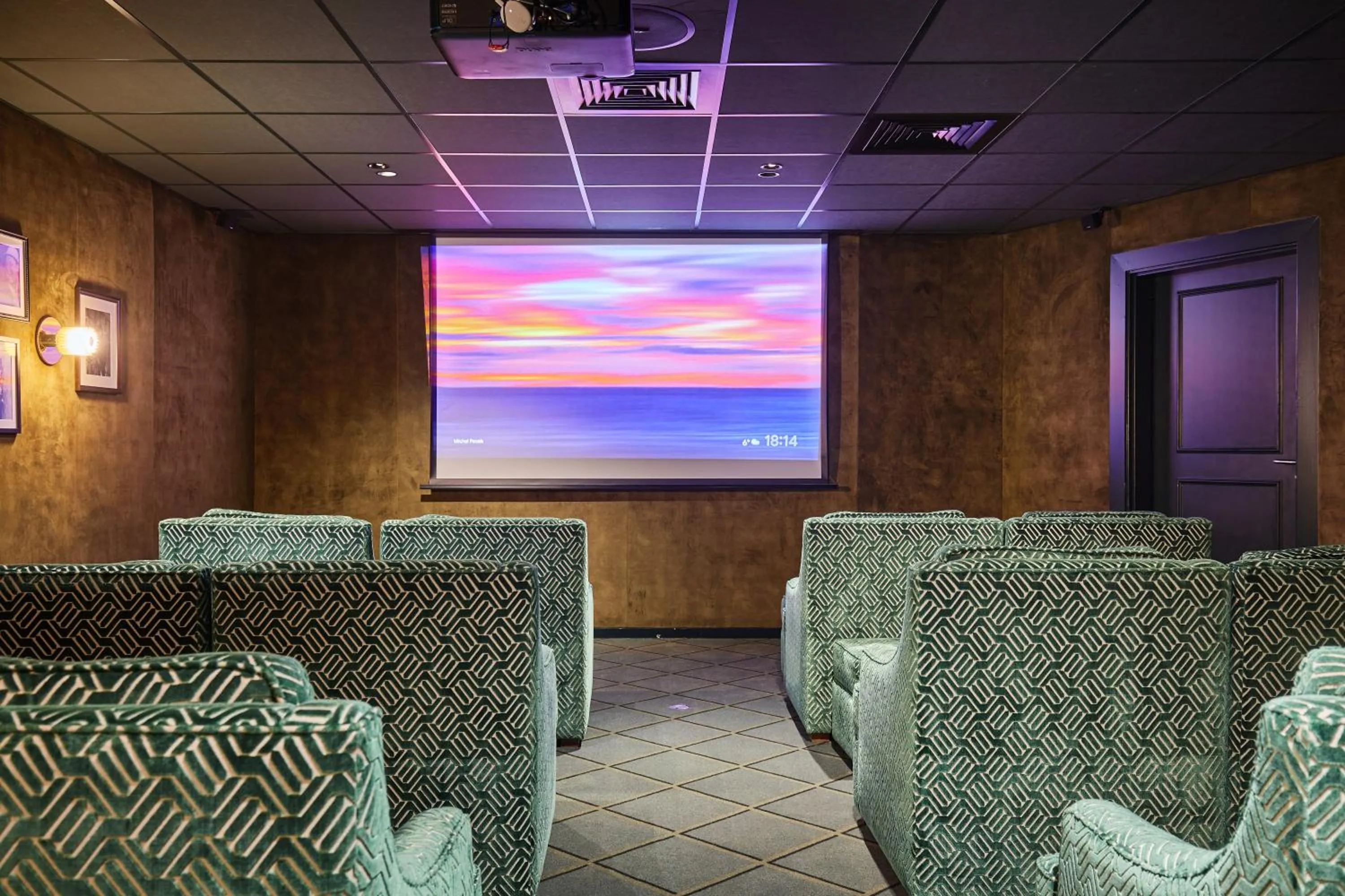 TV and multimedia in Appart Hotel Paris Levallois Maurice Ravel