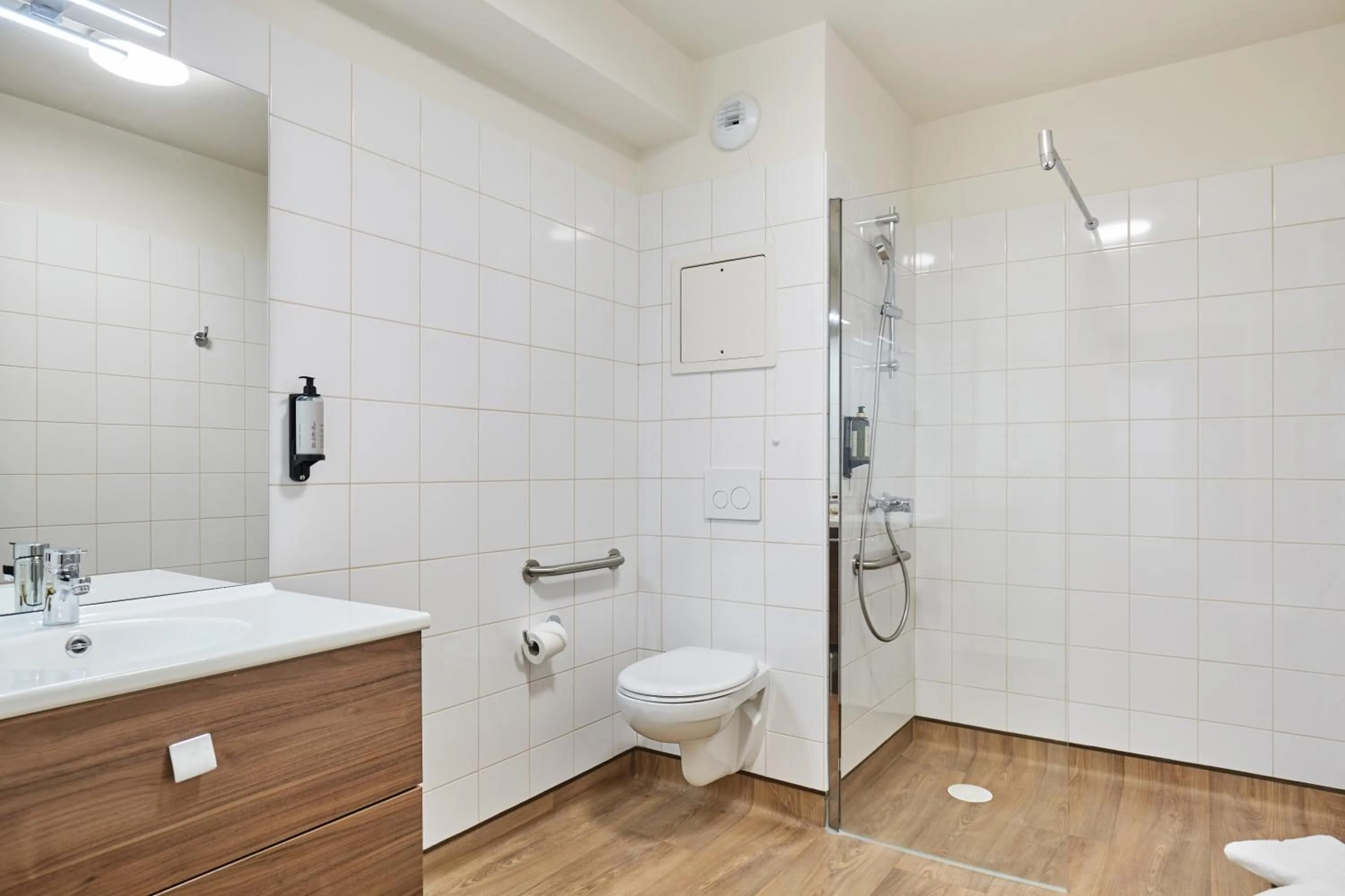 Bathroom in Appart Hotel Paris Levallois Maurice Ravel