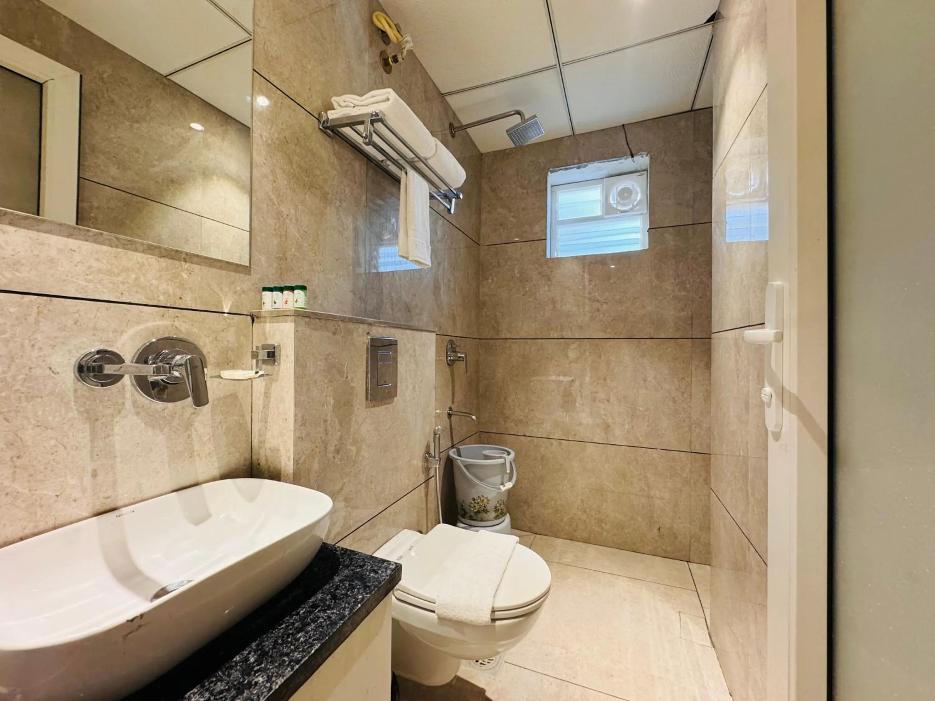 Shower in Hotel Rudhav Palace