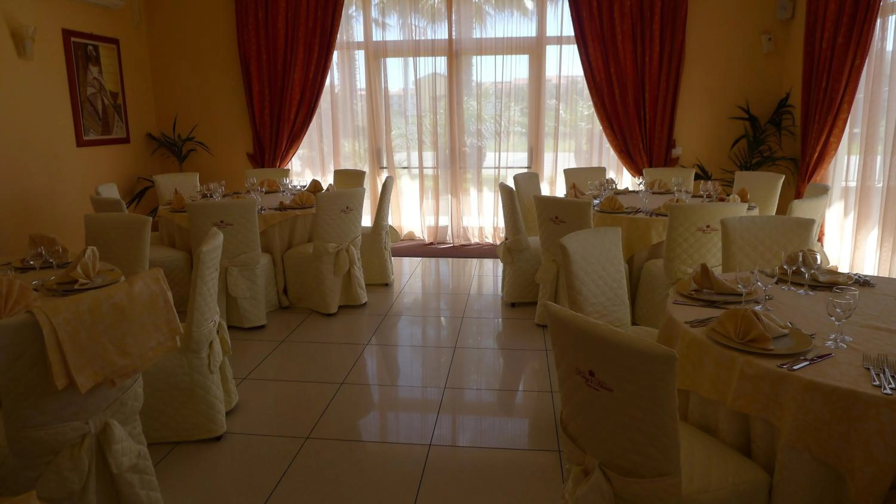 Restaurant/places to eat in King's House Hotel Resort