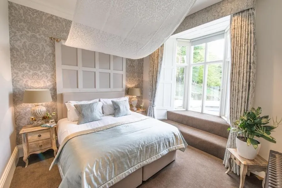 Bedroom, Bed in Forest Side Hotel