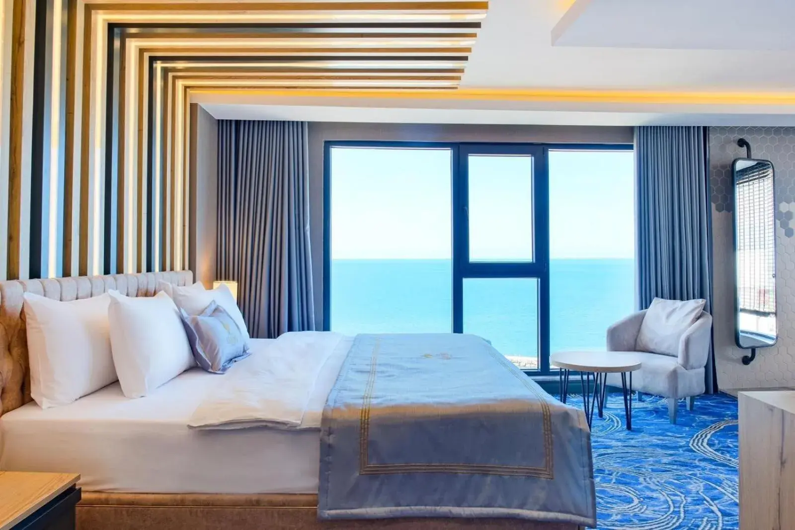 Deluxe Double Room with Bath in Maritimo Hotel Deluxe Double Room with Bath in Maritimo Hotel