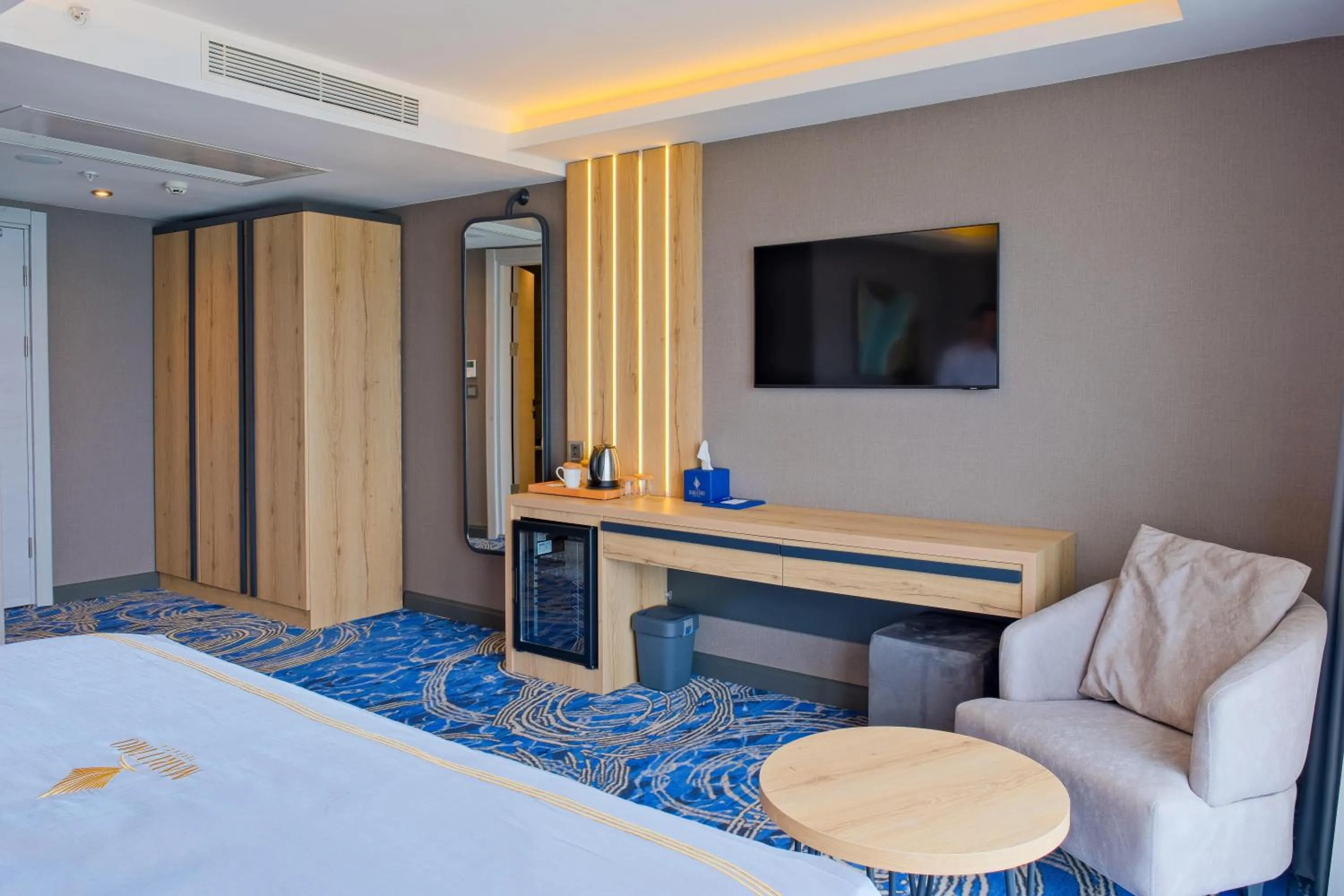 Communal lounge/ TV room, Bed in Maritimo Hotel