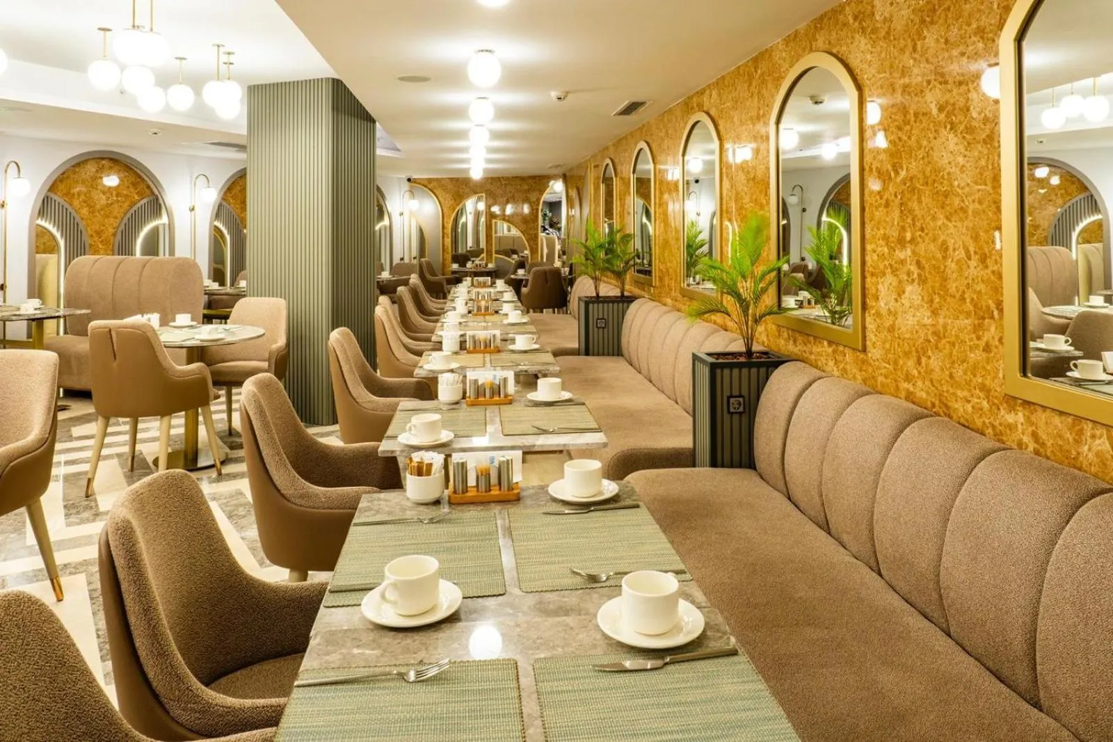 Restaurant/places to eat in Maritimo Hotel