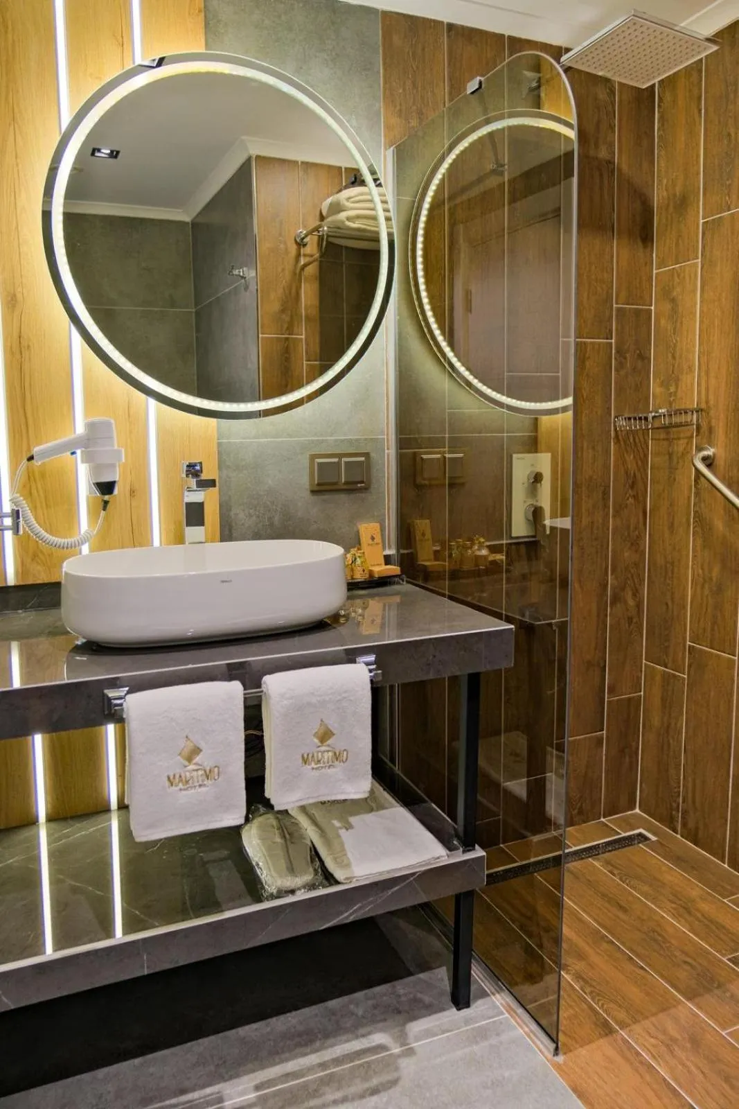 Shower in Maritimo Hotel