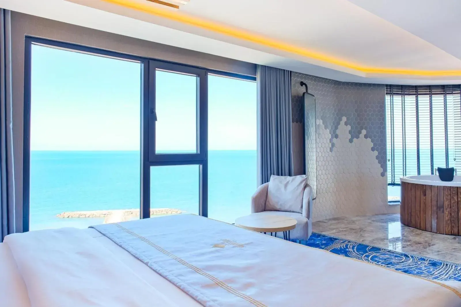 Deluxe Double Room with Bath in Maritimo Hotel Deluxe Double Room with Bath in Maritimo Hotel