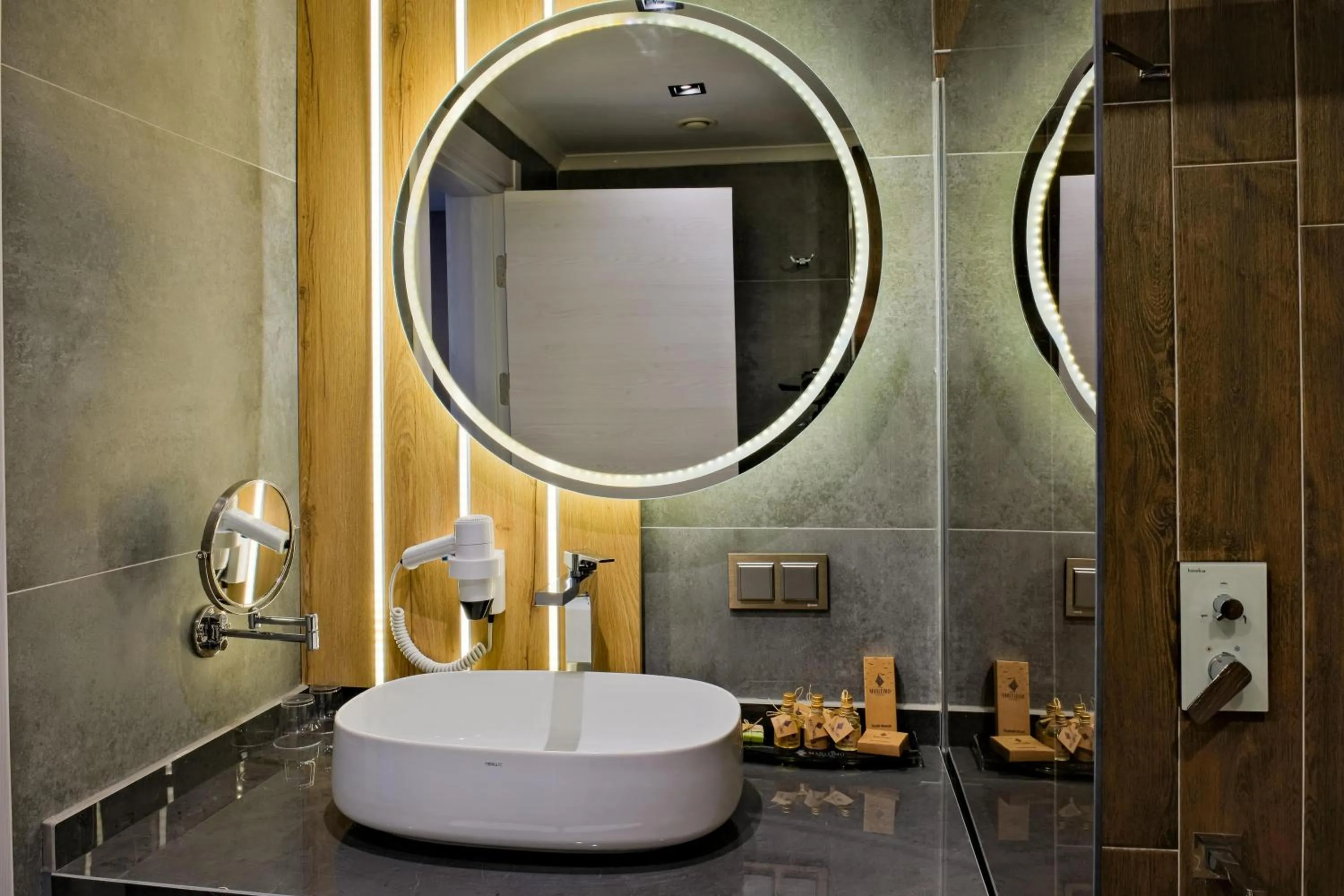 Bathroom in Maritimo Hotel