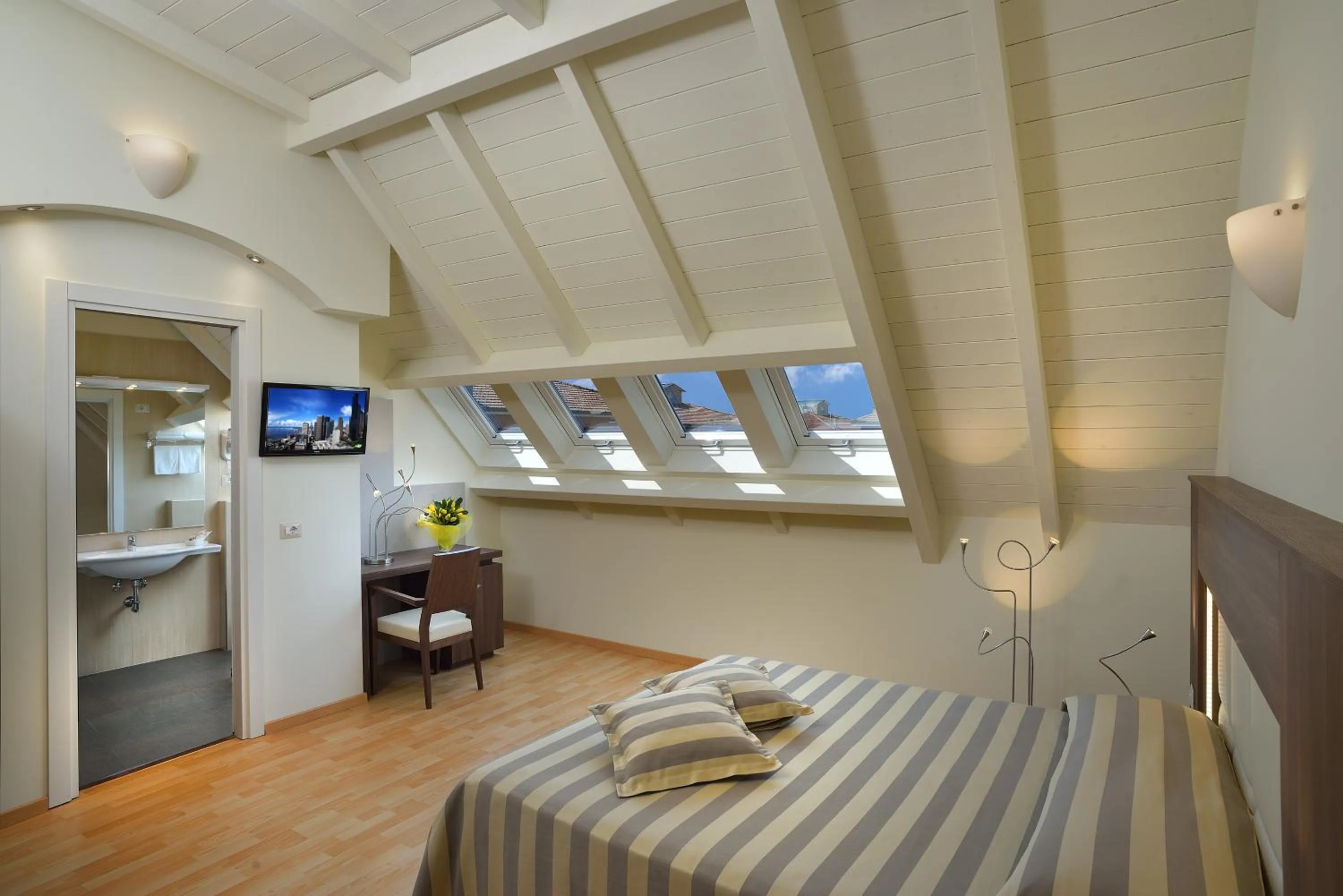 Photo of the whole room, Bed in Astor Hotel