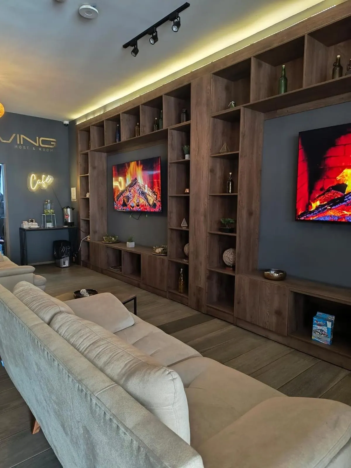 Xliving Host and Rooms