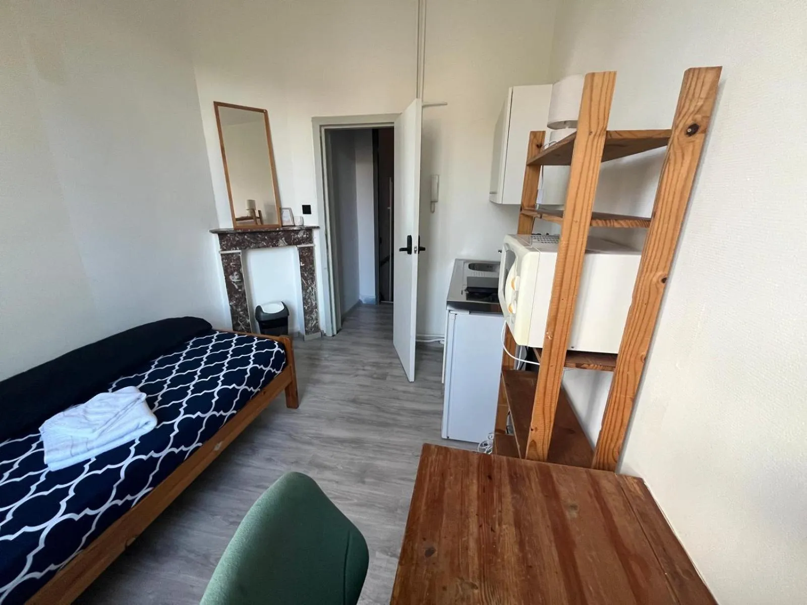 Kitchen or kitchenette, Bed in European District Hostel