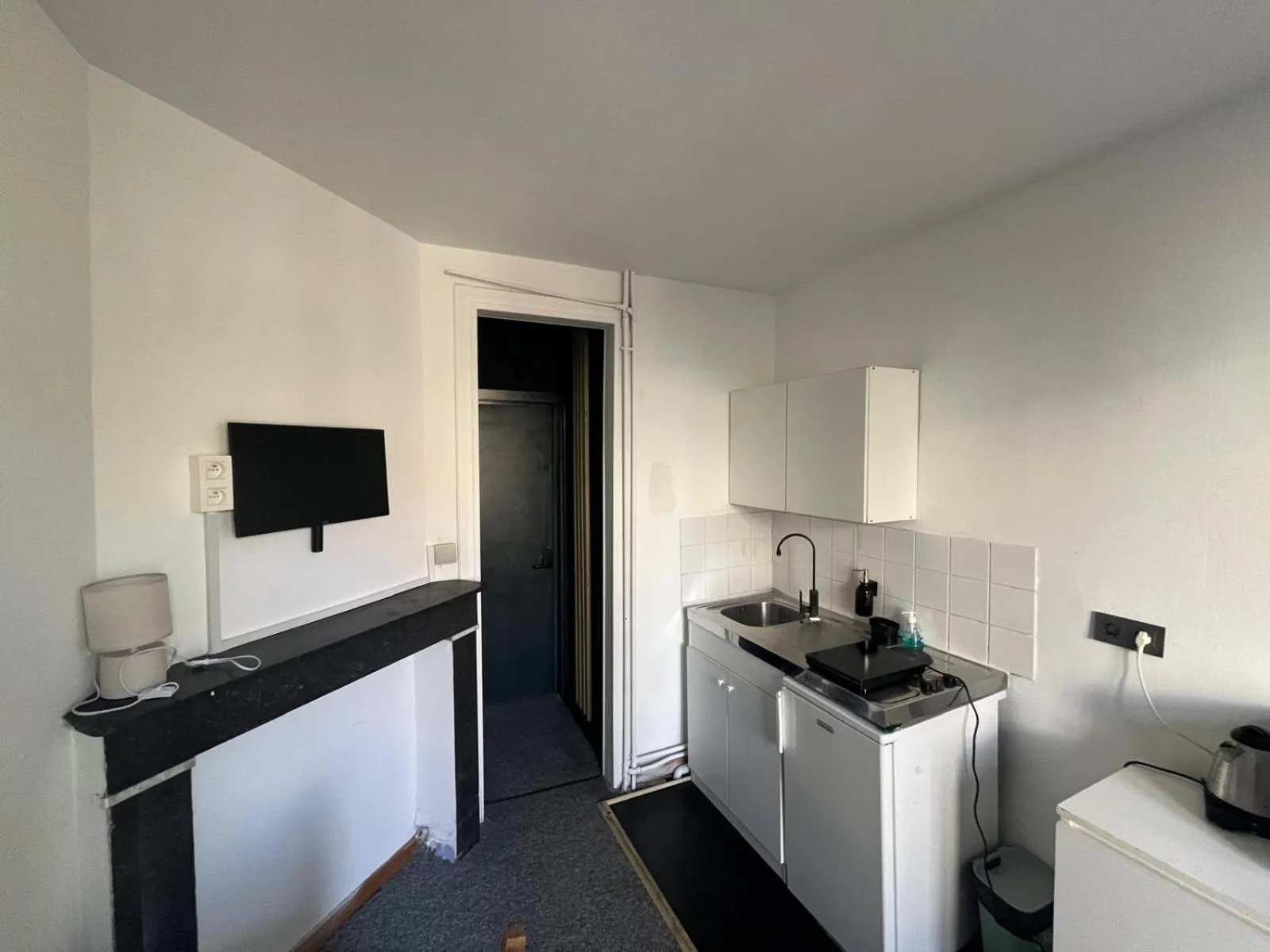 Kitchen or kitchenette in European District Hostel