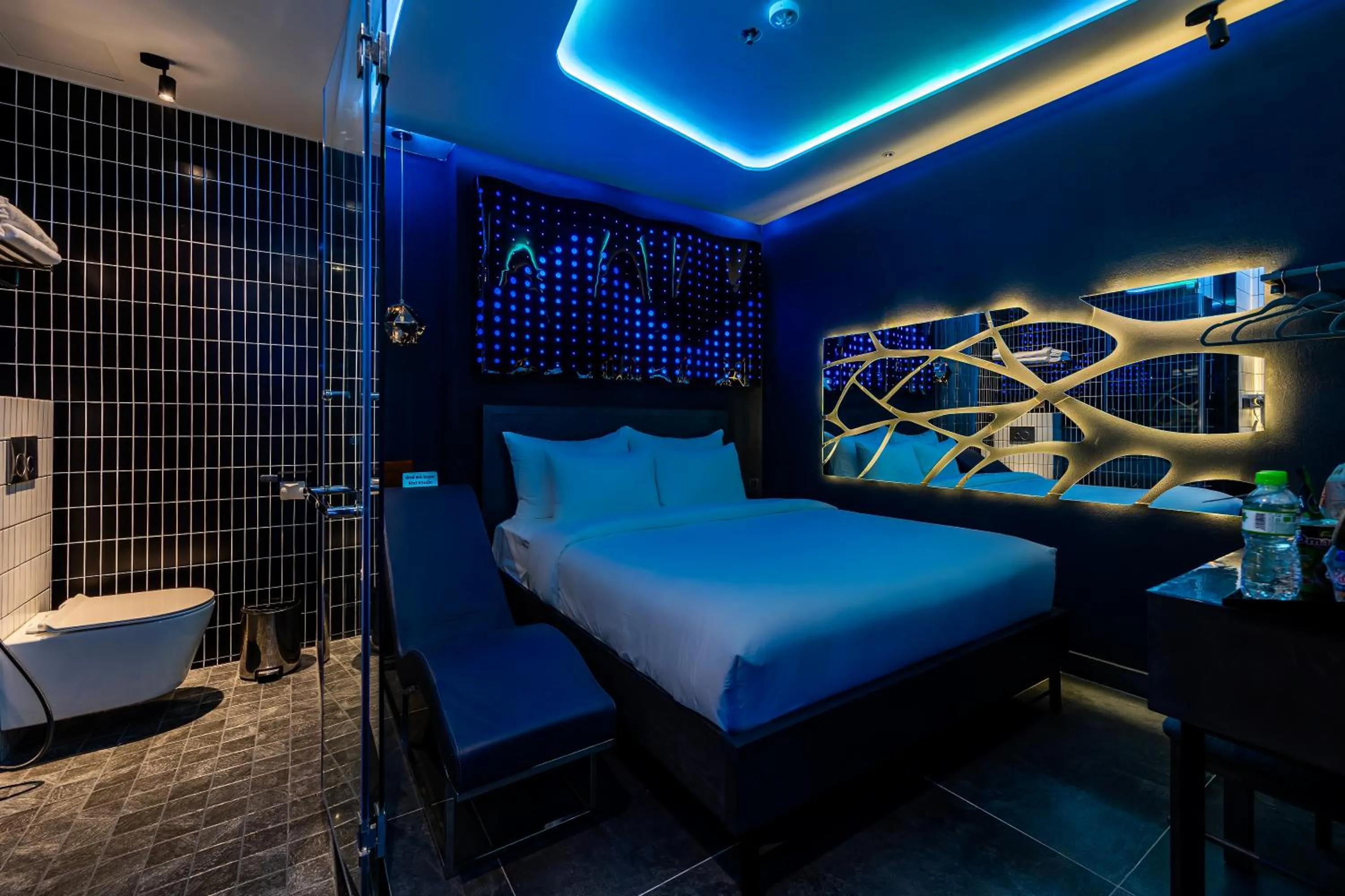 Shower, Bed in Pynt Hotel 2